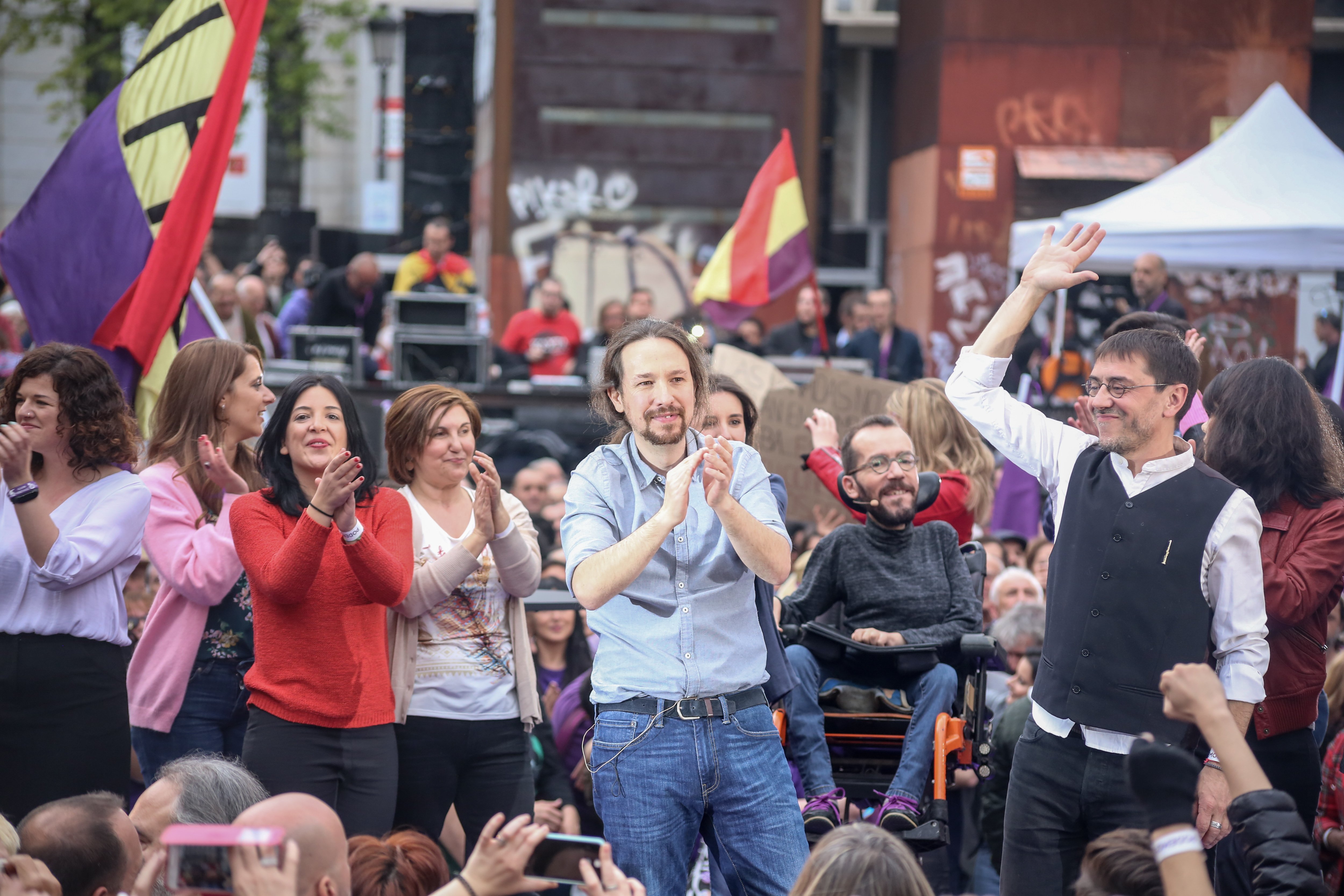 Iglesias reapareix entre crits de 'Sí que es pot'