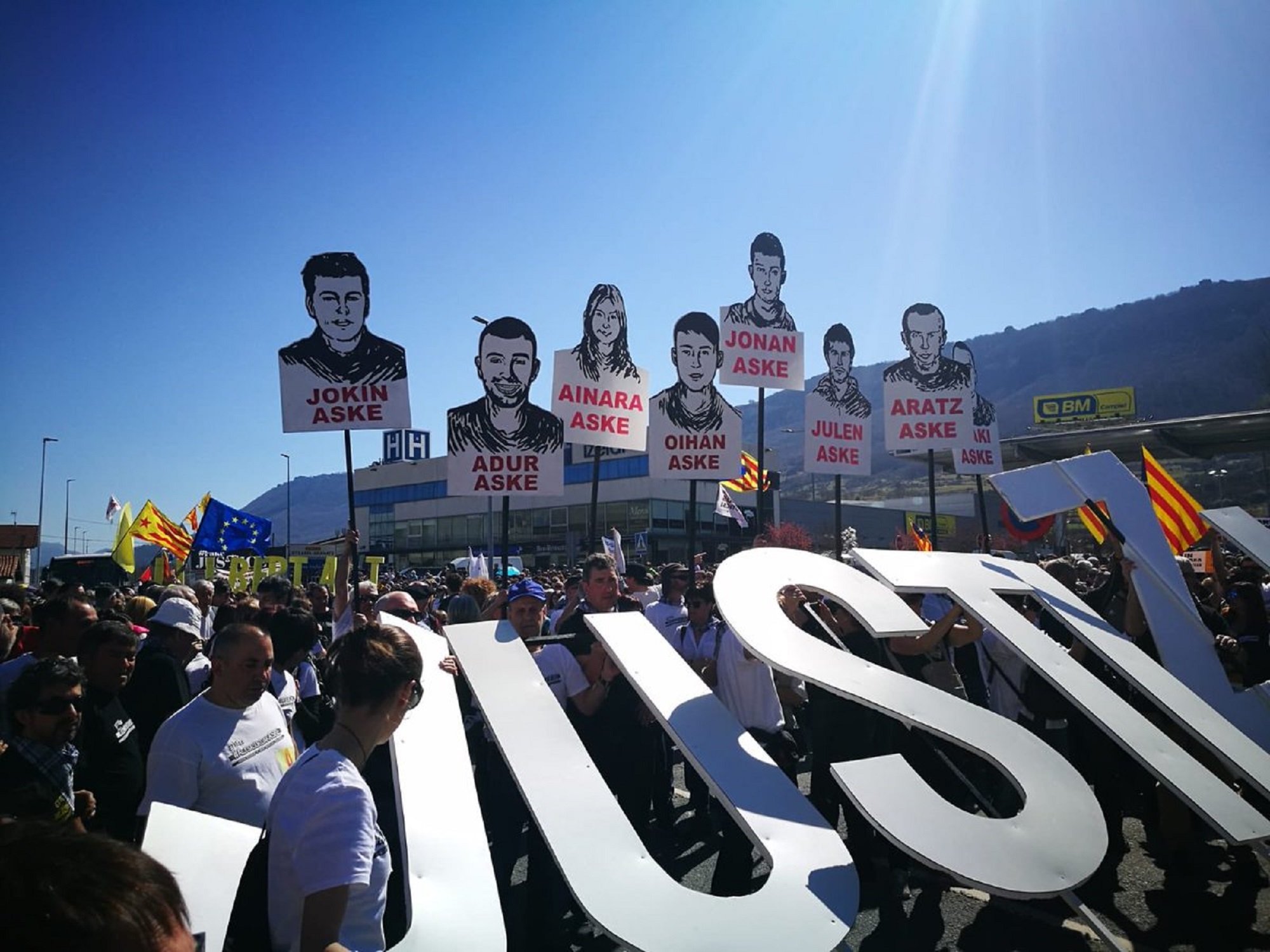 Miles de personas colapsan Altsasu por la libertad de los jóvenes encarcelados