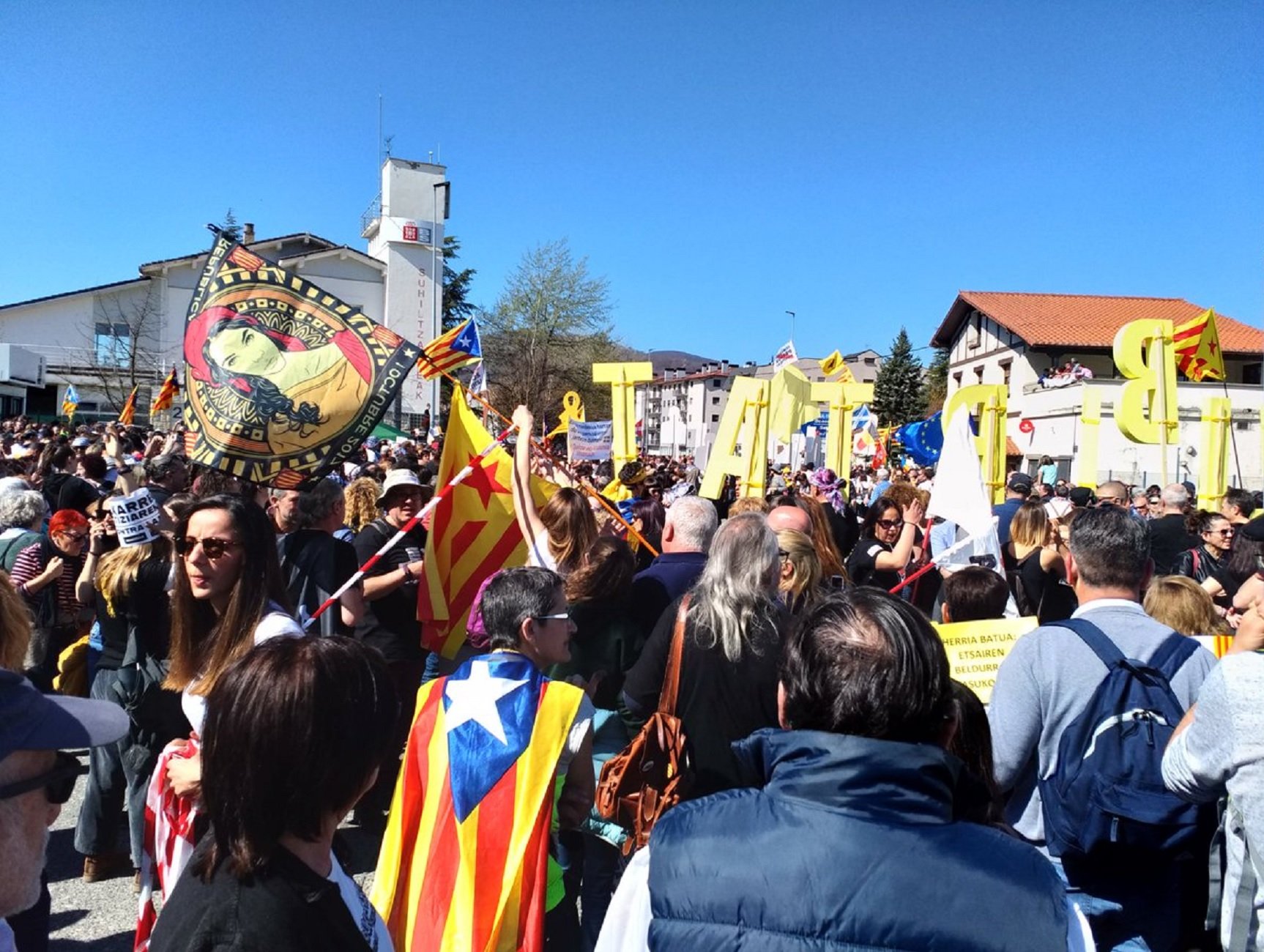 Avalancha de catalanes en Altsasu para pedir la libertad de los jóvenes en prisión