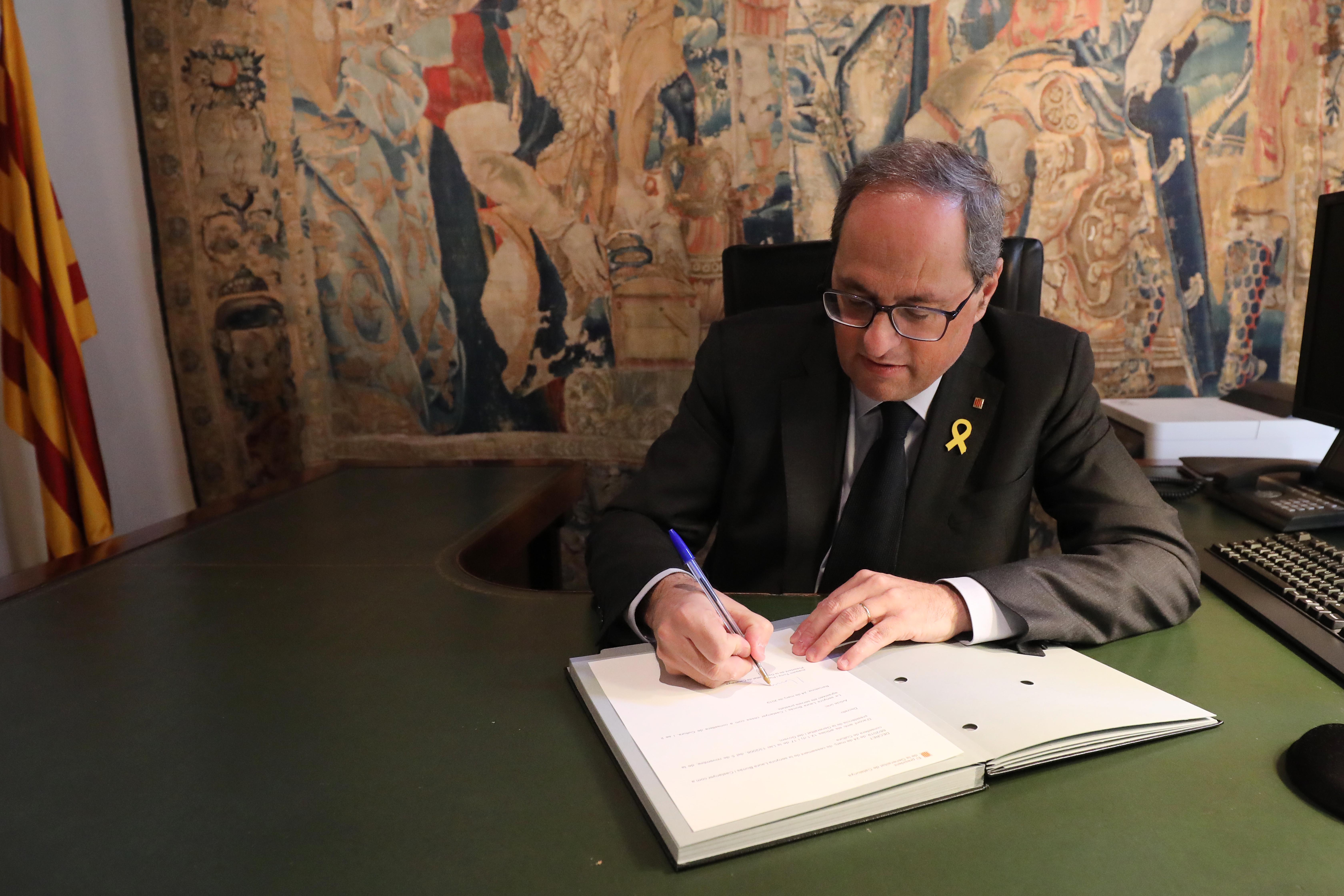 Torra signa el decret de nomenament de les noves conselleres de Presidència i Cultura