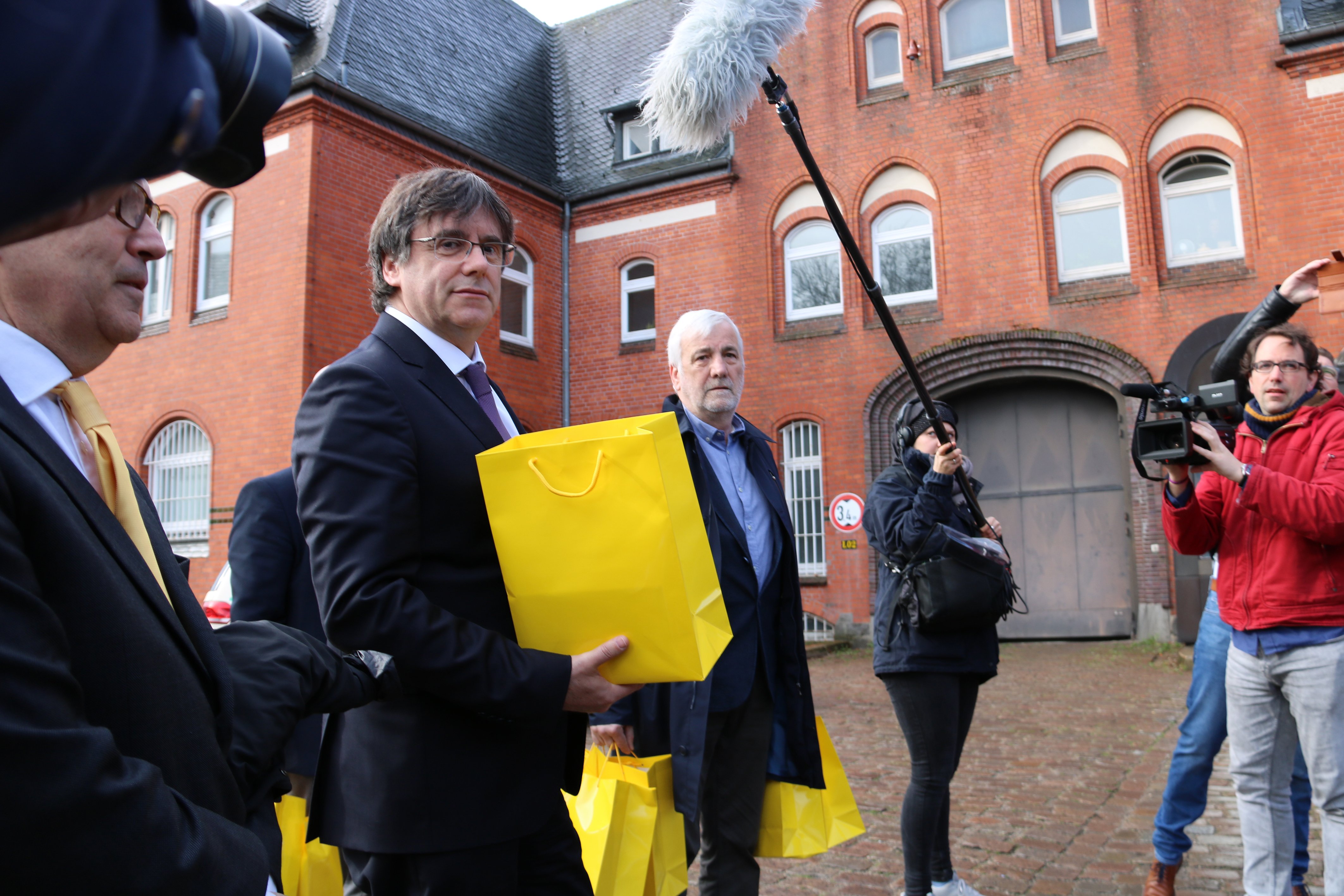 Puigdemont abans d'entrar Neumünster ACN