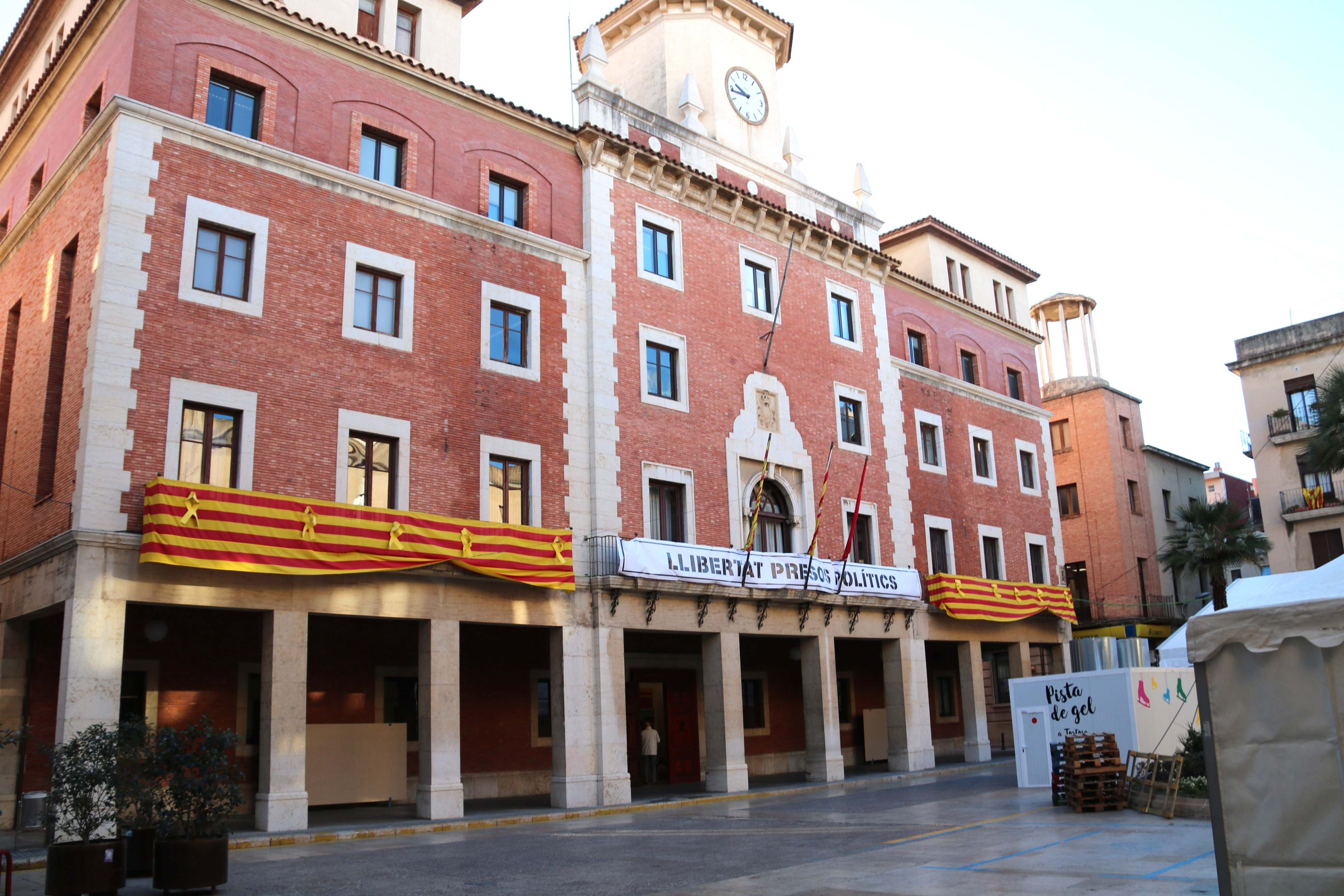 Porten la pancarta pels presos de Tortosa a la Junta Electoral