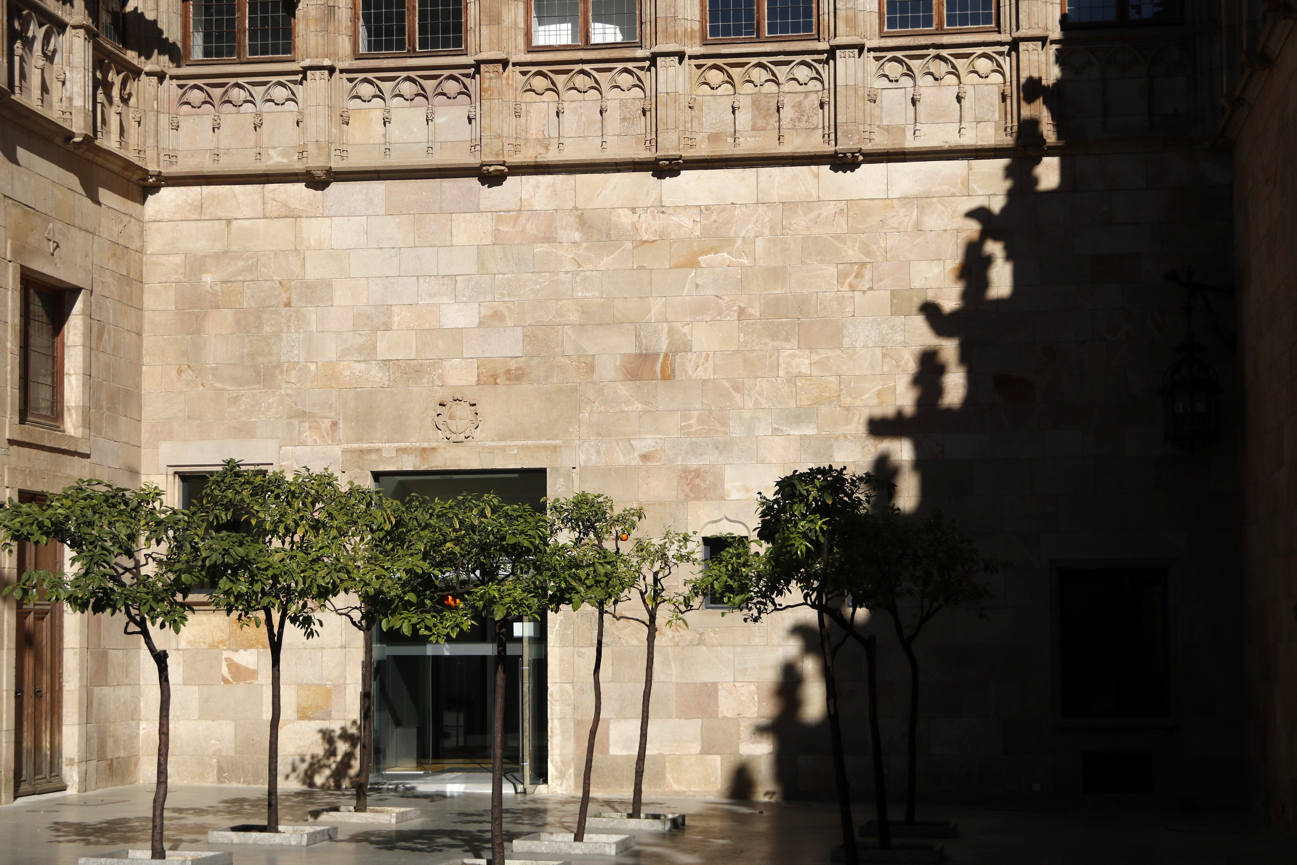 Retiren el llaç groc del Pati dels Tarongers del Palau de la Generalitat