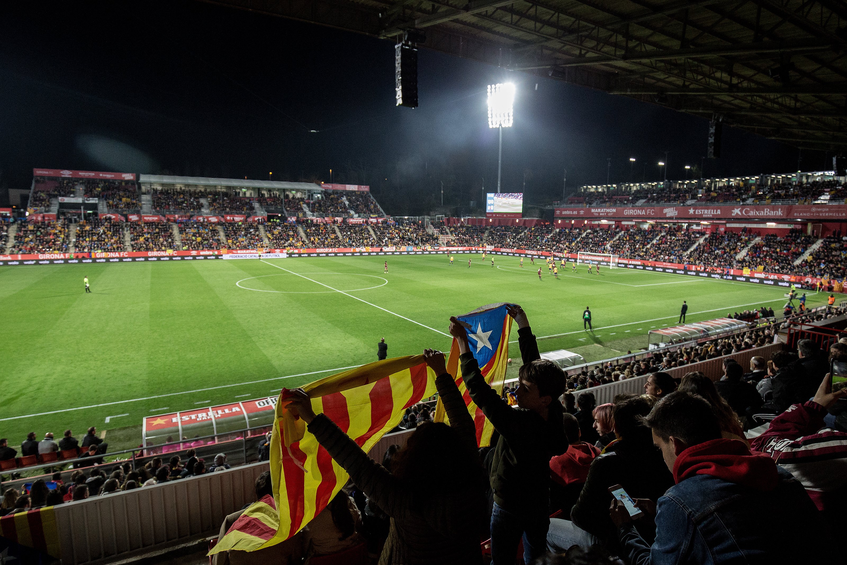 Con Piqué entregado y el público de pie: así se ha vivido 'Els segadors' en Montilivi