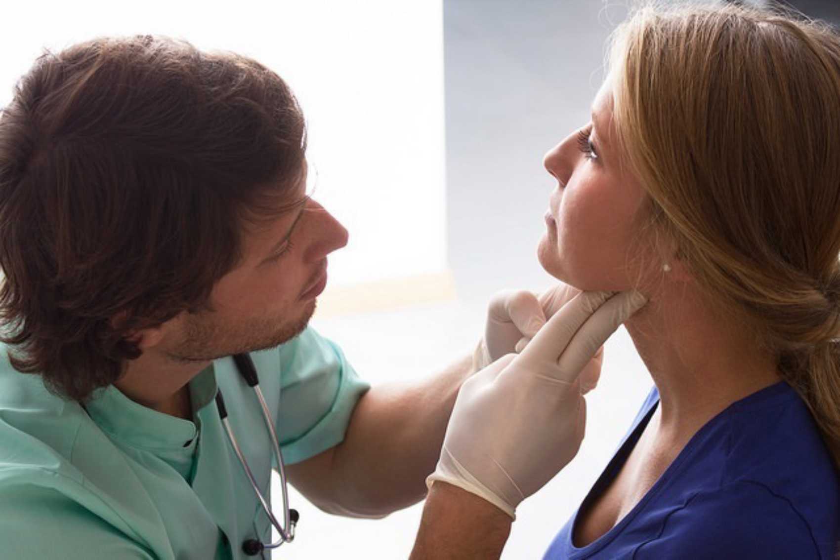 Las mujeres son diagnosticadas hasta 4 años más tarde en "cientos" de enfermedades