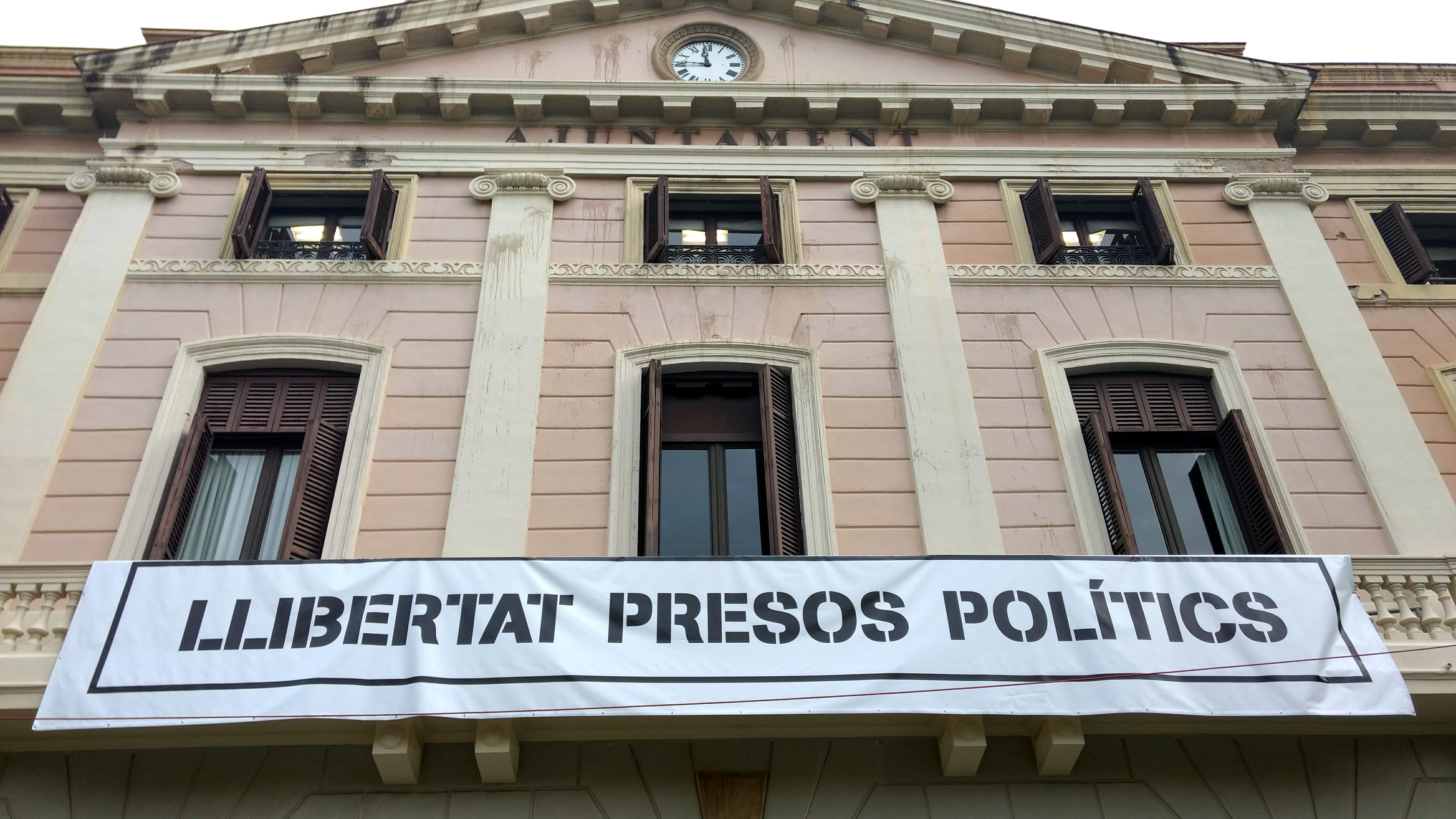 Cs denuncia l'alcalde de Sabadell per la pancarta de suport als presos
