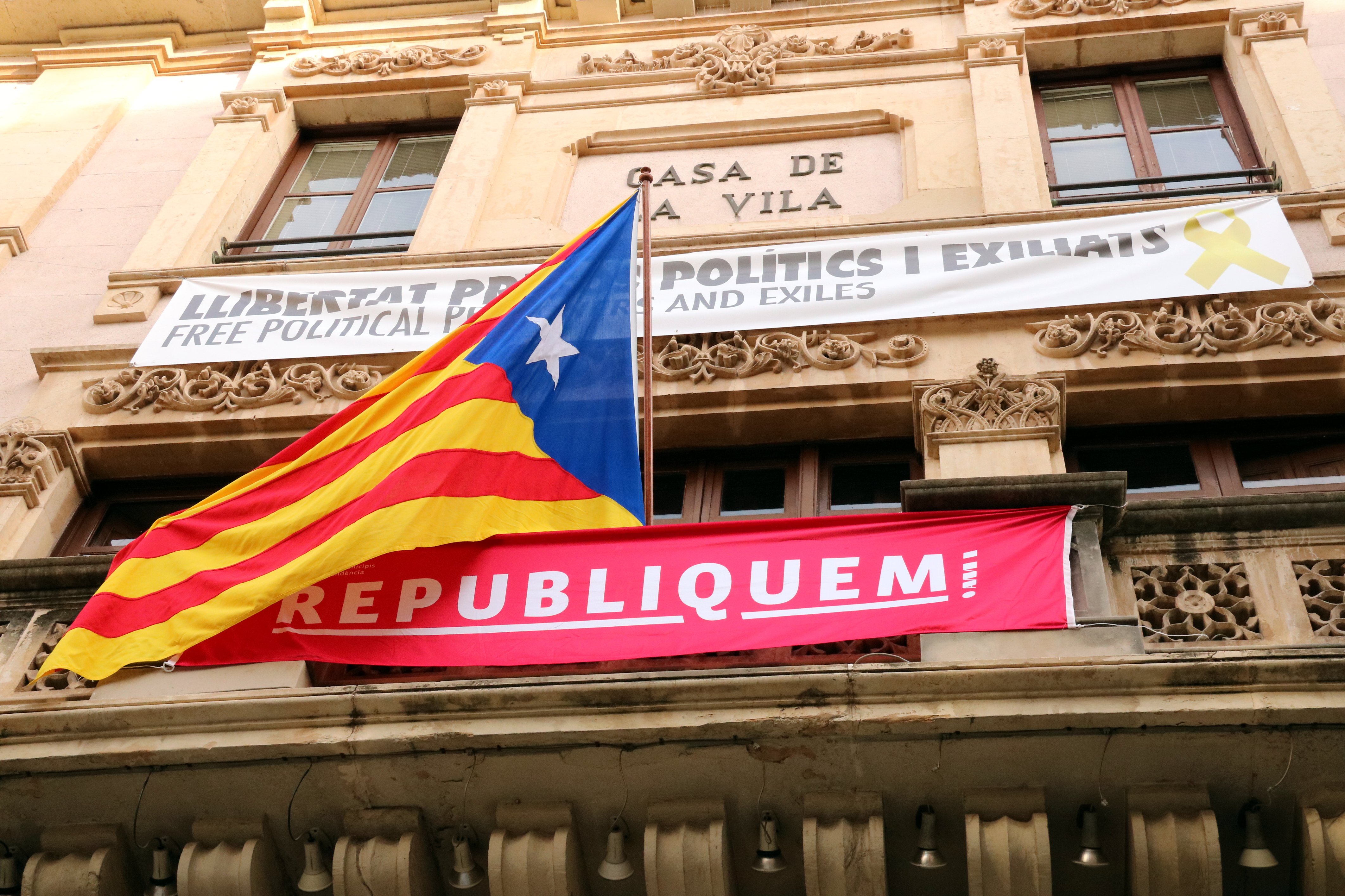 La Junta Electoral ordena a Valls y Amposta retirar lazos y pancartas