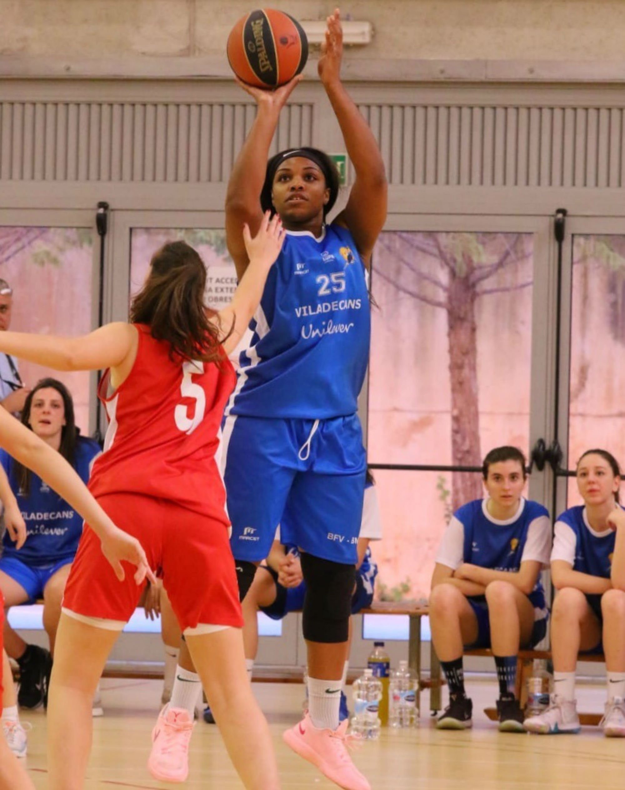 Kayla Gordon, de l’Uniliver Viladecans, marca la diferència a Copa Catalunya