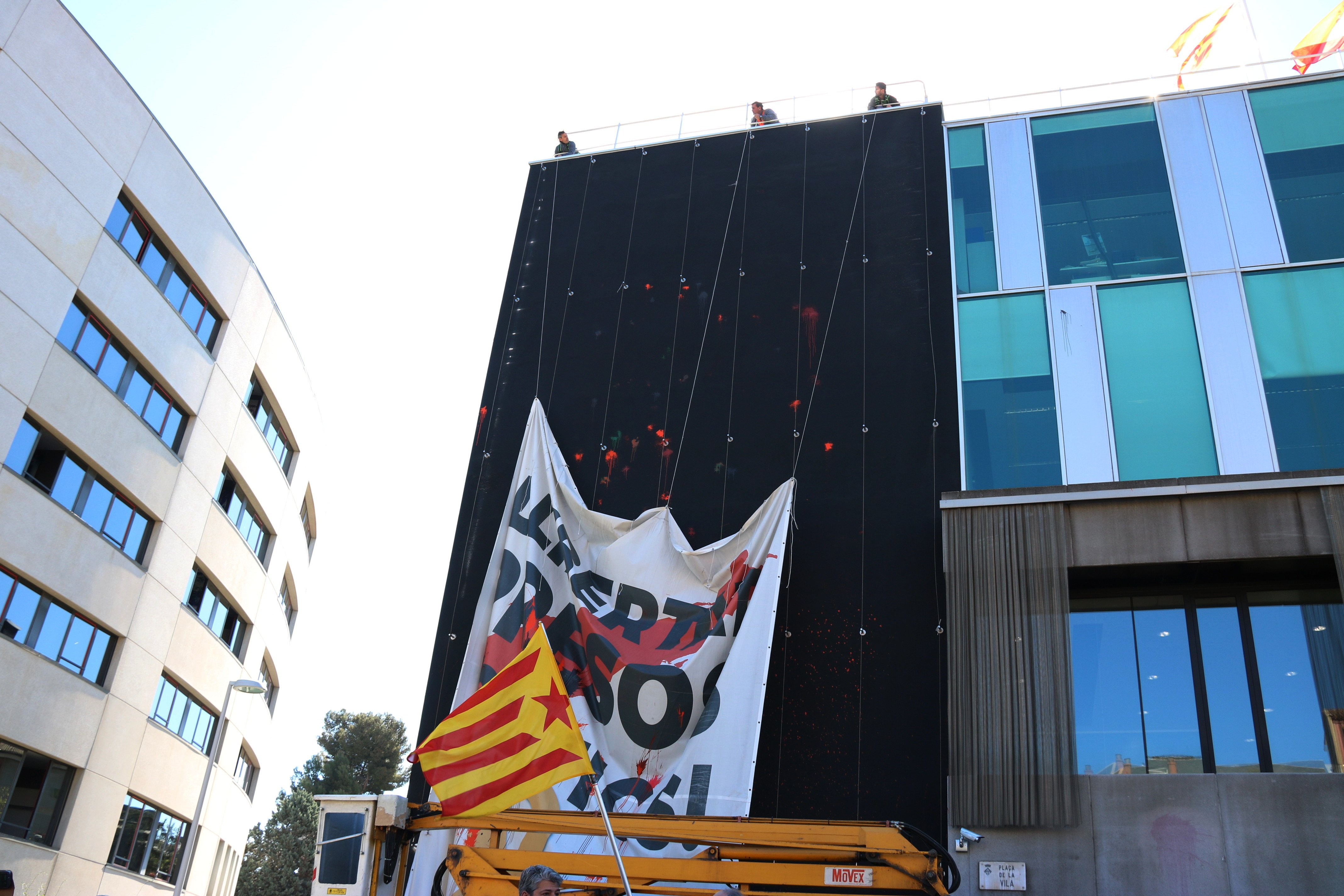 Un jutge ordena retirar la pancarta pro-presos de l'ajuntament de Sant Cugat