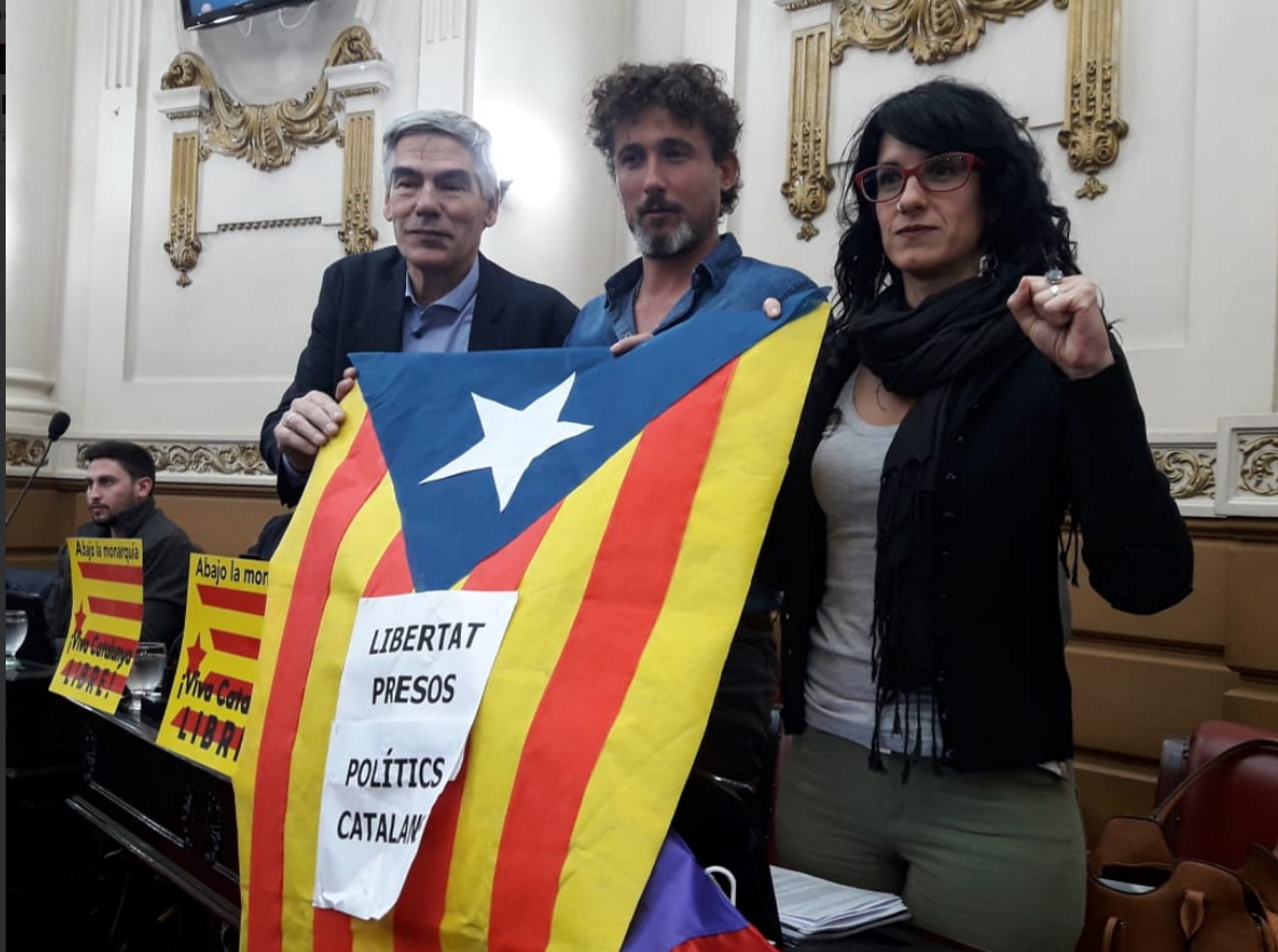 Parlamentarios argentinos con estelades rechazan a Felipe VI