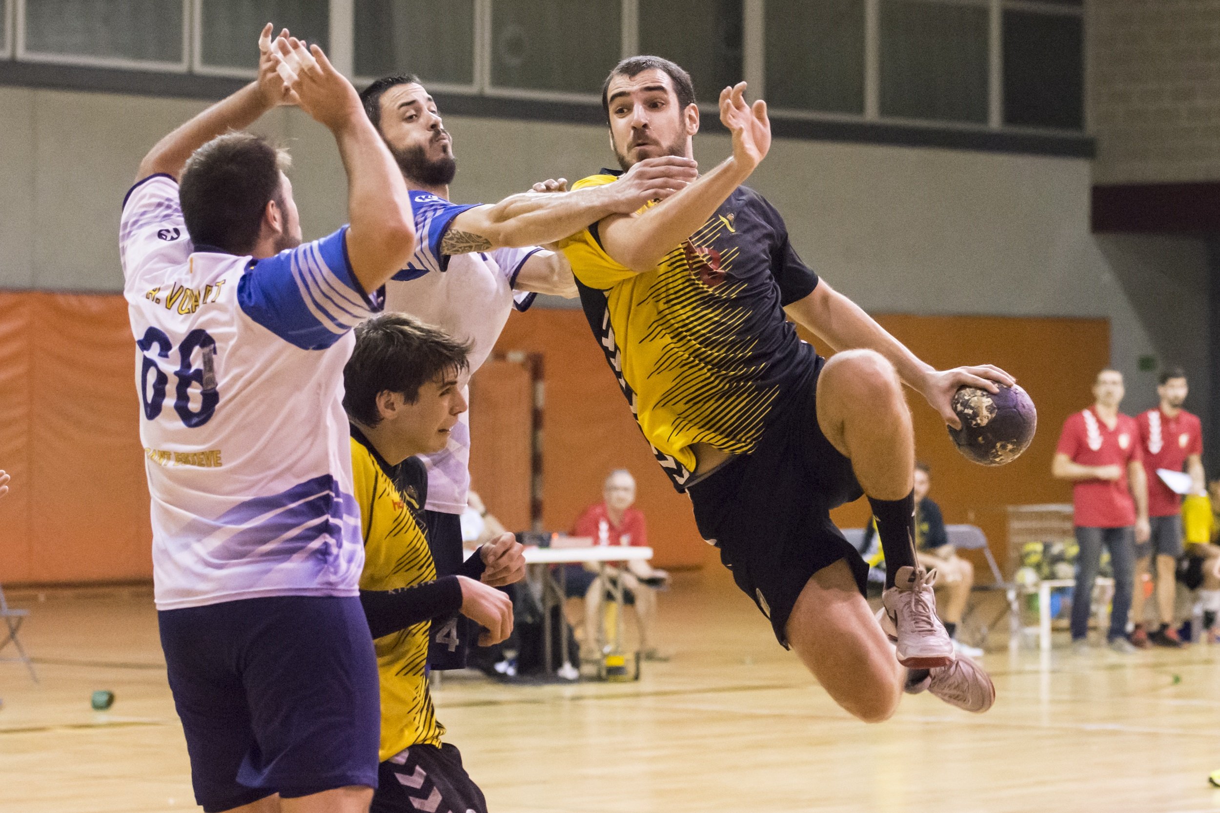 El Mataró s’imposa a la Salle Bonanova (30-29) i el Sant Cugat a la pista del Poblenou