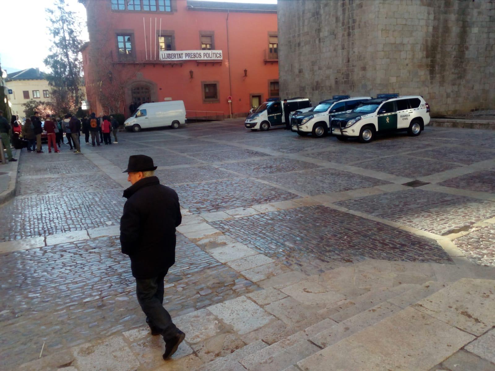 La Guardia Civil entra en el ayuntamiento de la Seu d'Urgell