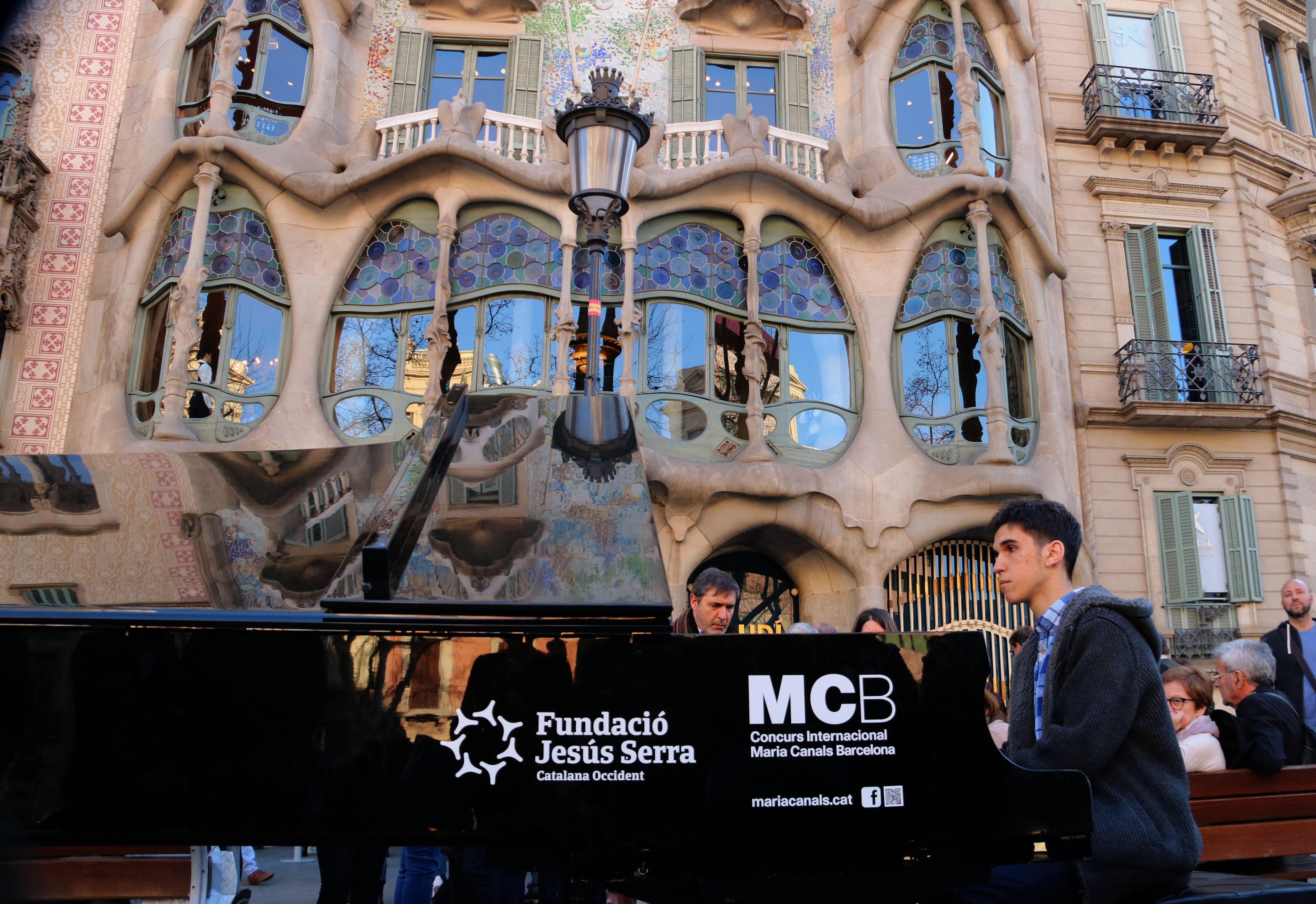 El Maria Canals llena el paseo de Gràcia de pianos de cola