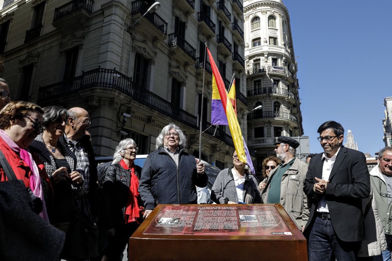 Destrozan la placa que denunciaba torturas policiales en Barcelona