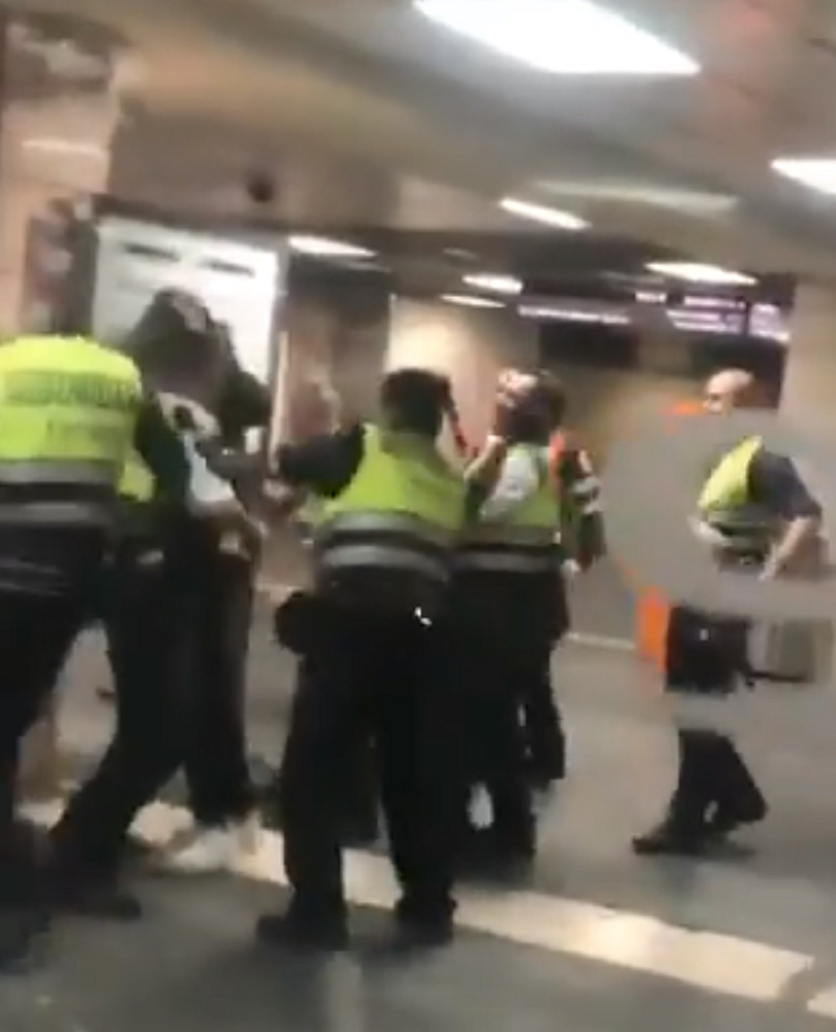 Nou vigilants apallissen un immigrant sense bitllet i Renfe els aparta