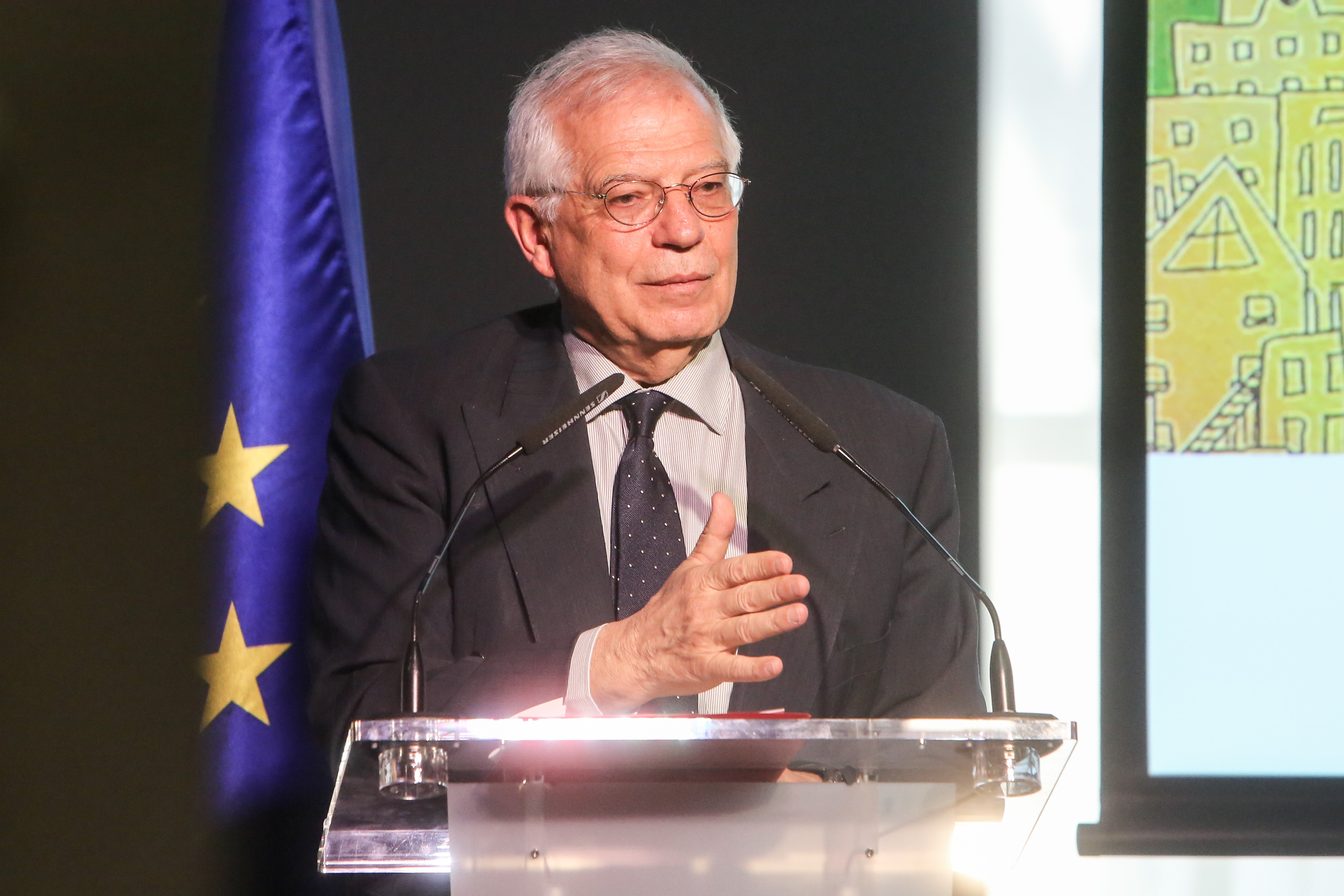 Borrell es fa el gallet després d'abandonar una entrevista