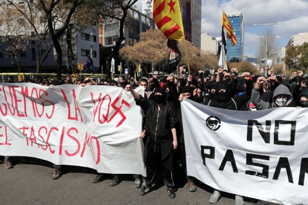 Manifestació Vox Barcelona cordó antifeixistes Marc González Manifestació Vox Barcelona cordó antifeixistes Marc González