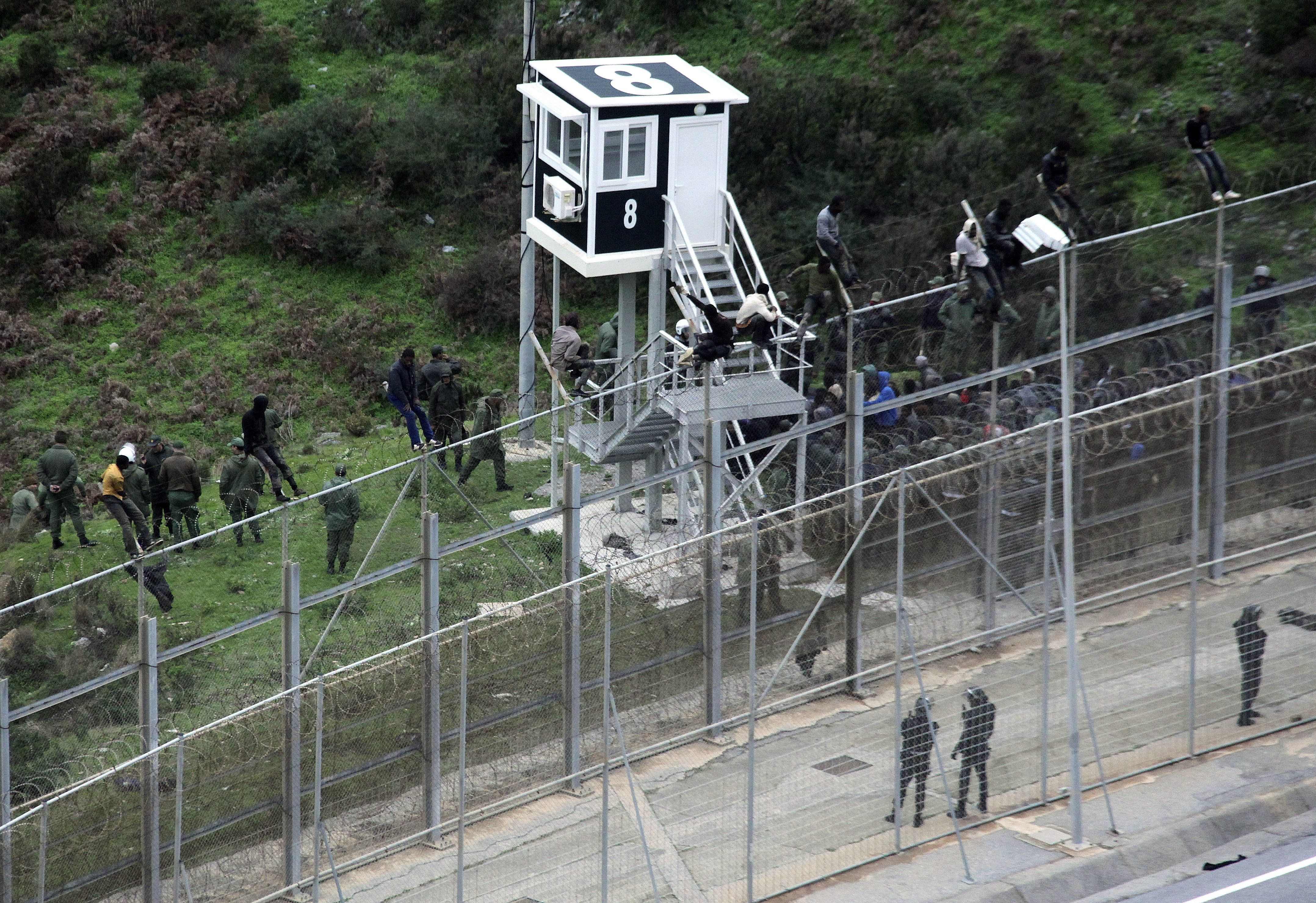 Nuevo salto masivo de inmigrantes en la valla de Ceuta