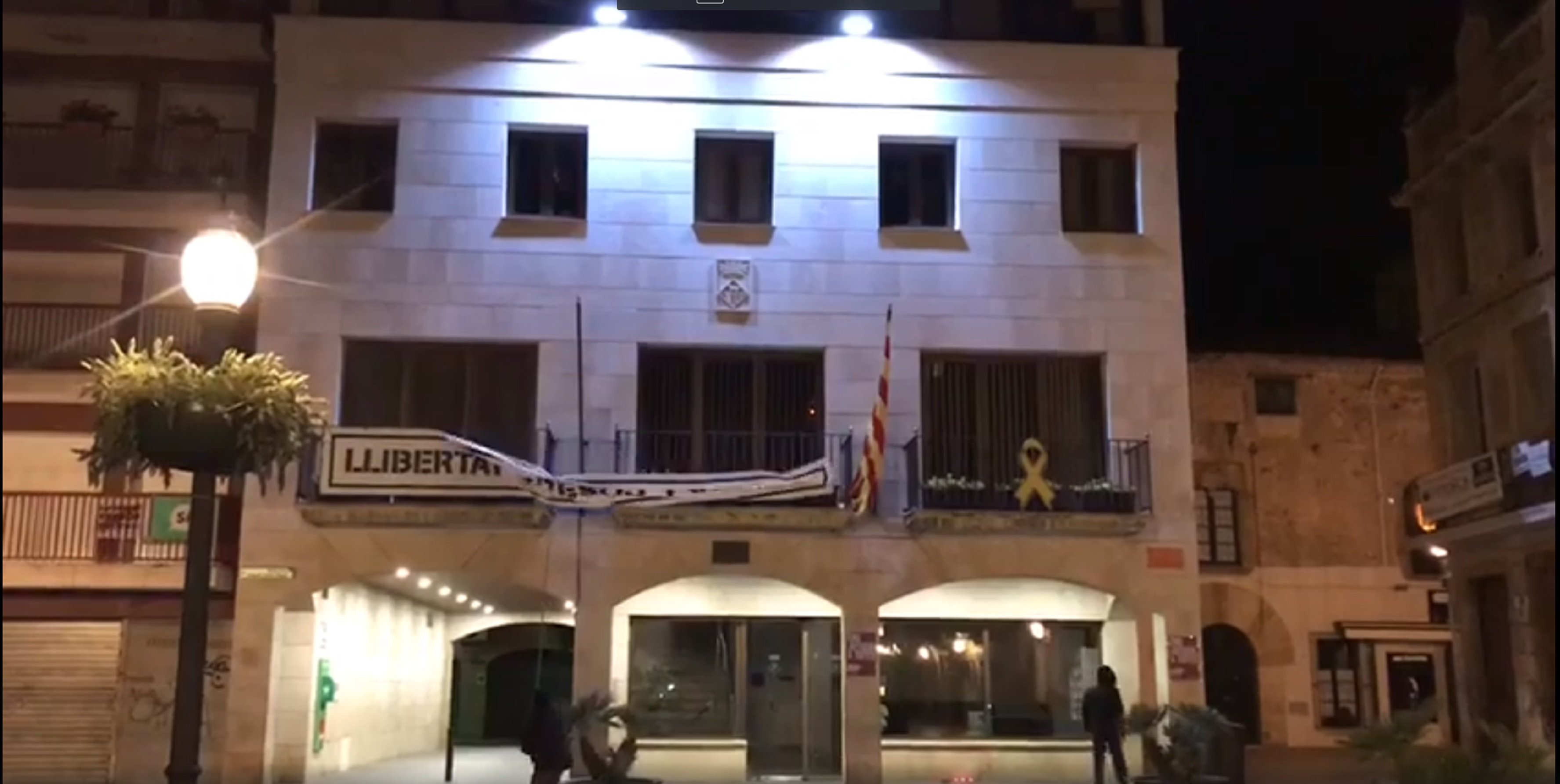 Ultras encapuchados roban la pancarta del balcón del ayuntamiento de Calella
