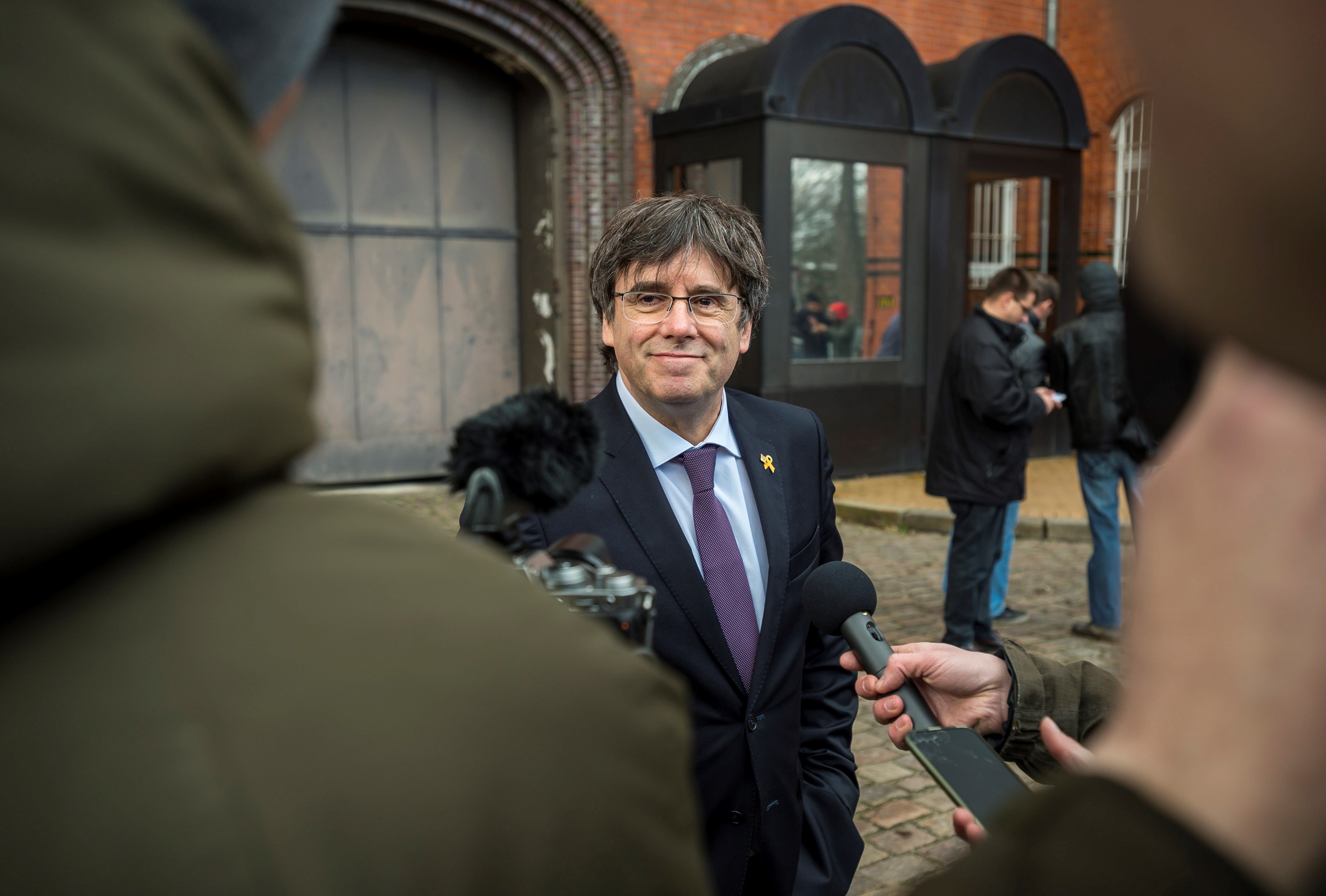 Puigdemont denounces threats after businessman puts up 100,000 euros to kidnap him