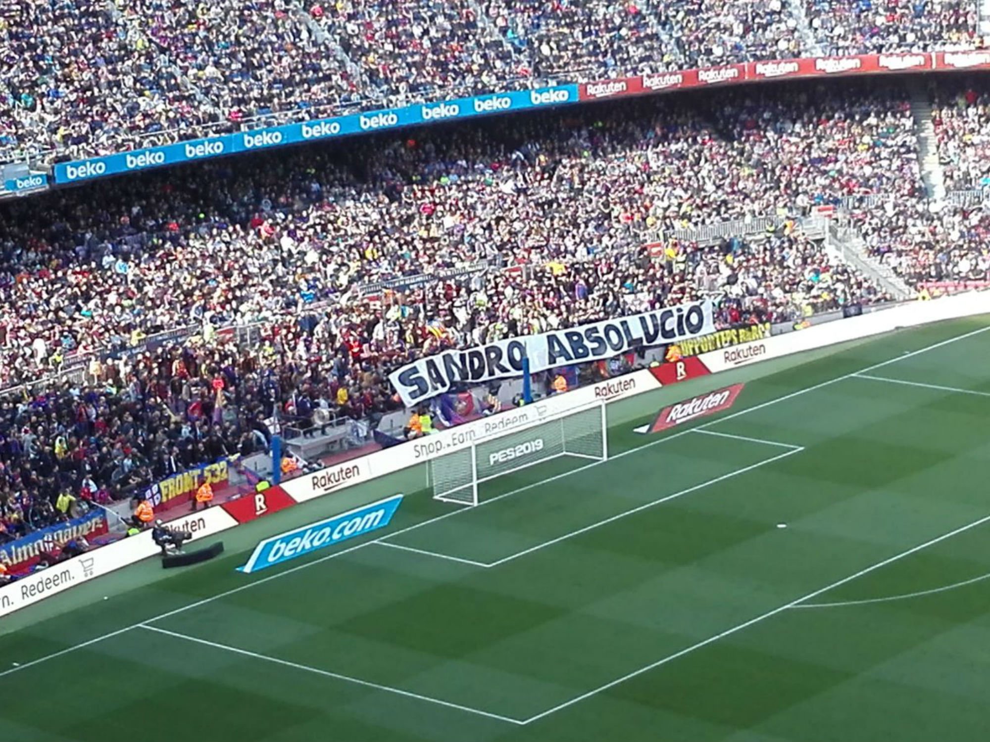 "Sandro absolución", el mensaje de la grada de animación en el Camp Nou