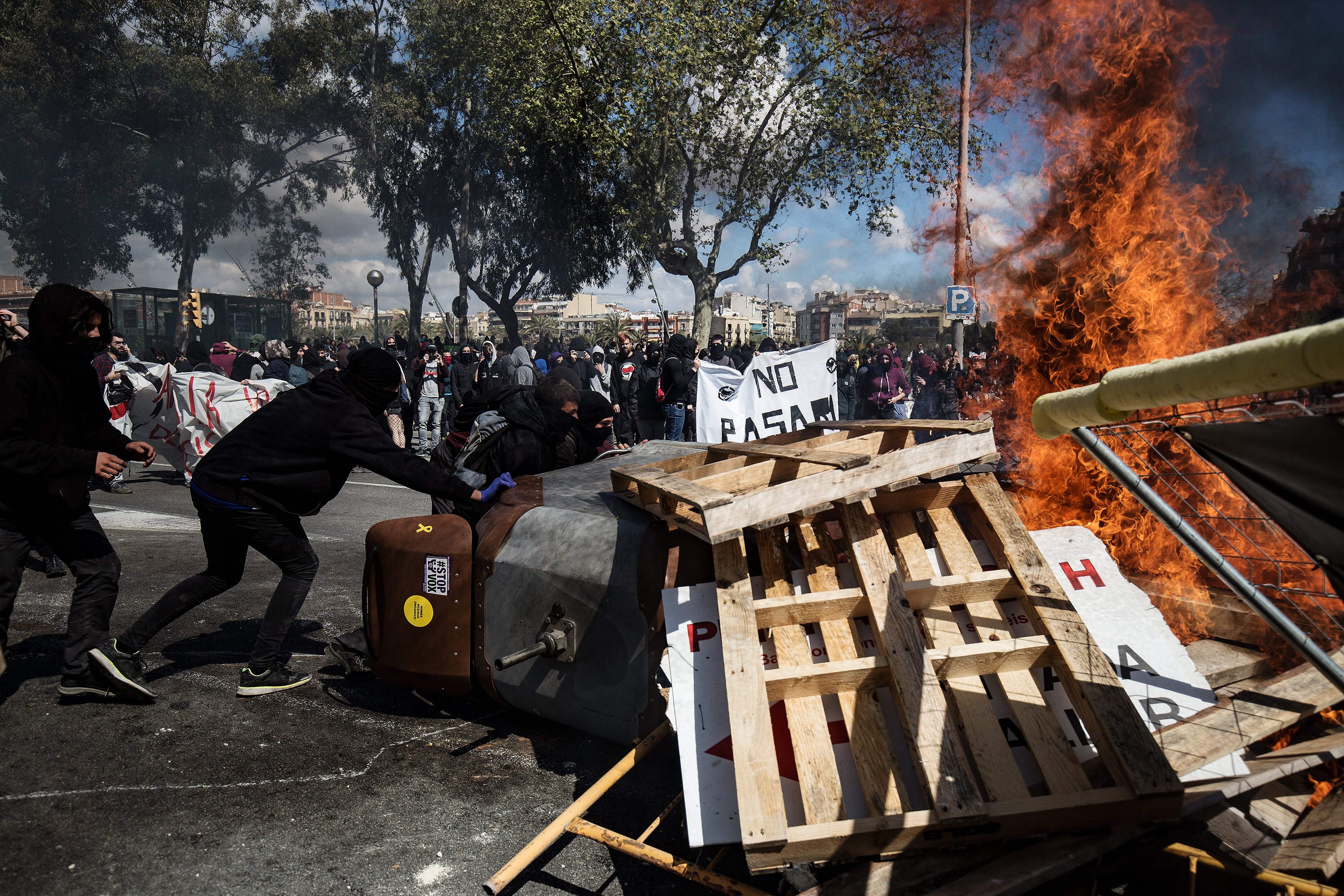 Siete detenidos y cinco heridos en la protesta antifascista de Barcelona