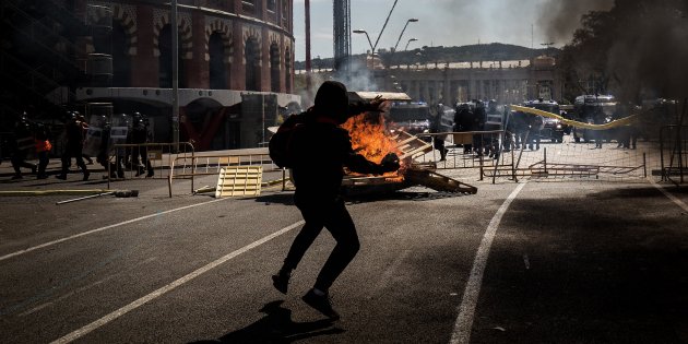 enfrentamientos policía manifestantes barricadas disturbios vox antifascistas -buena calidad- Carles Palacio