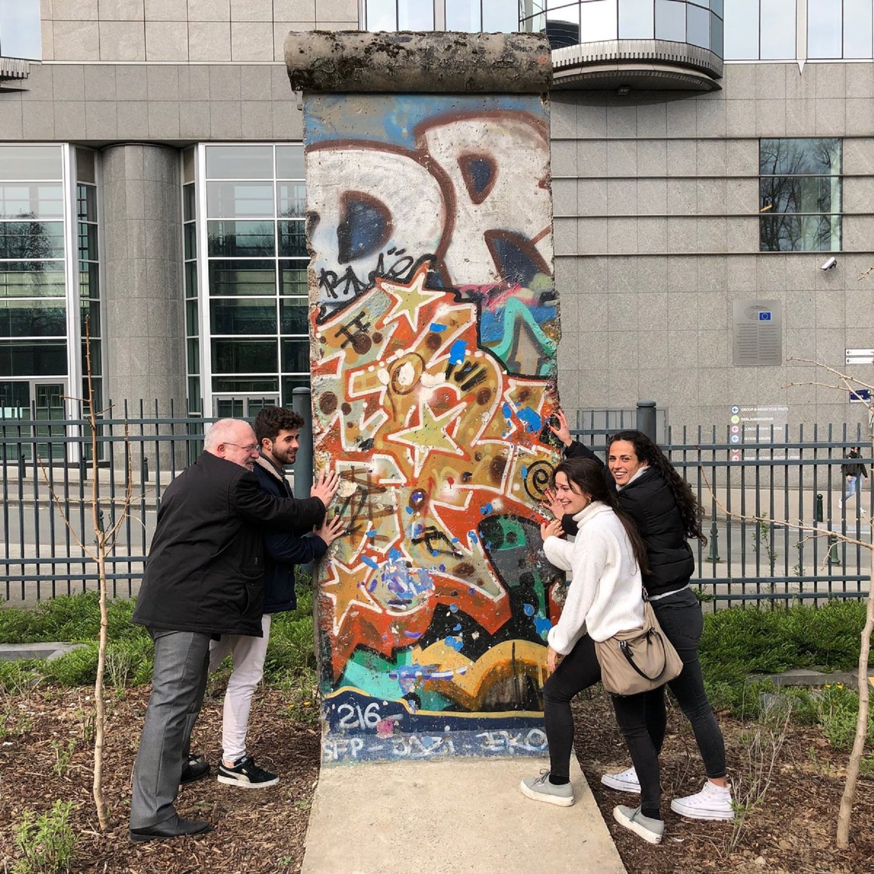 El gesto de Lluís Puig y los hijos de los presos con el muro de Berlín