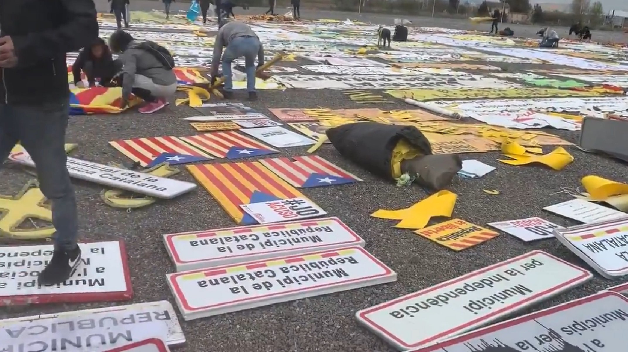 VÍDEO | Grups espanyolistes exhibeixen els símbols independentistes que han robat