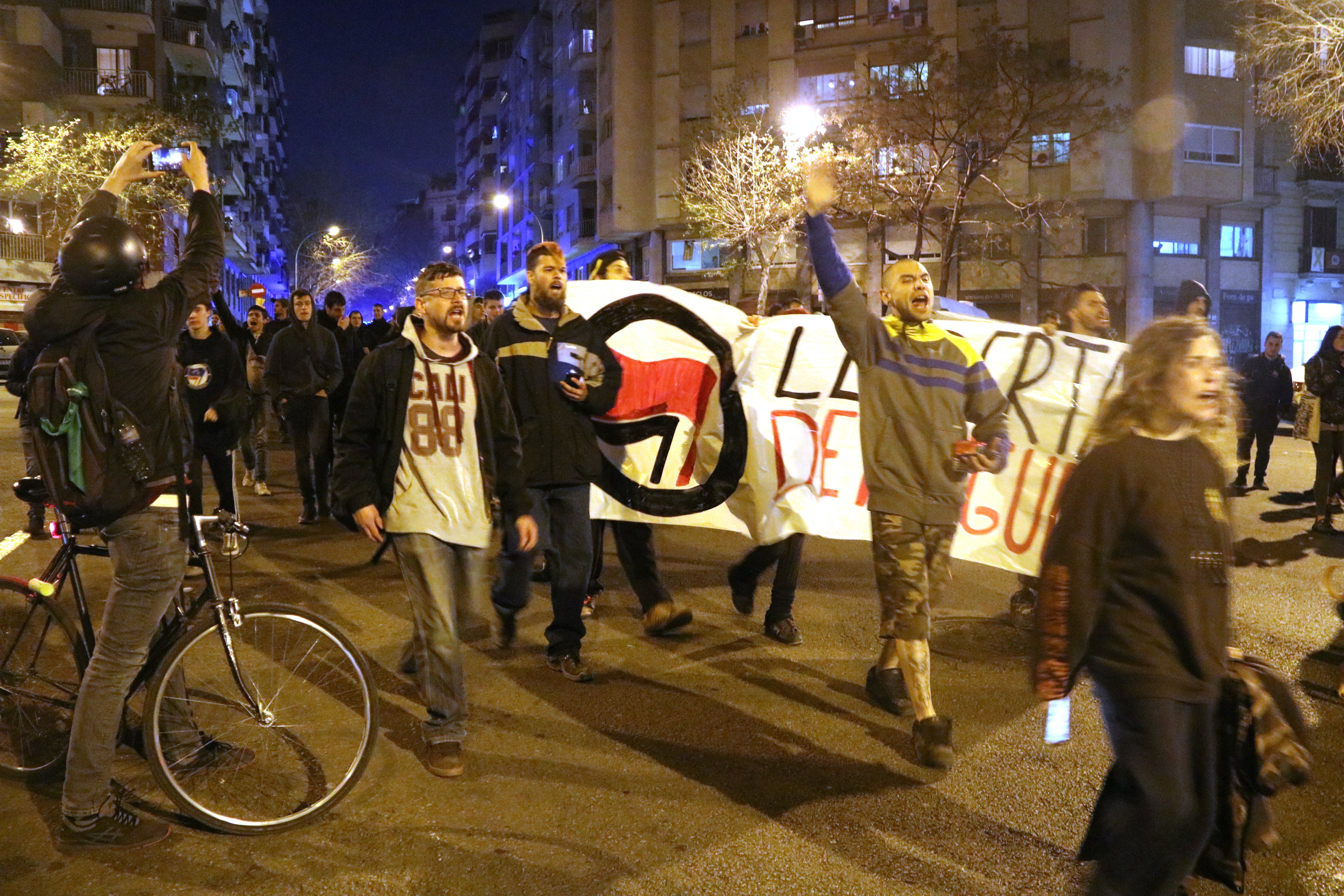 Unes 300 persones demanen llibertat per l'antifeixista empresonada per la protesta contra Vox