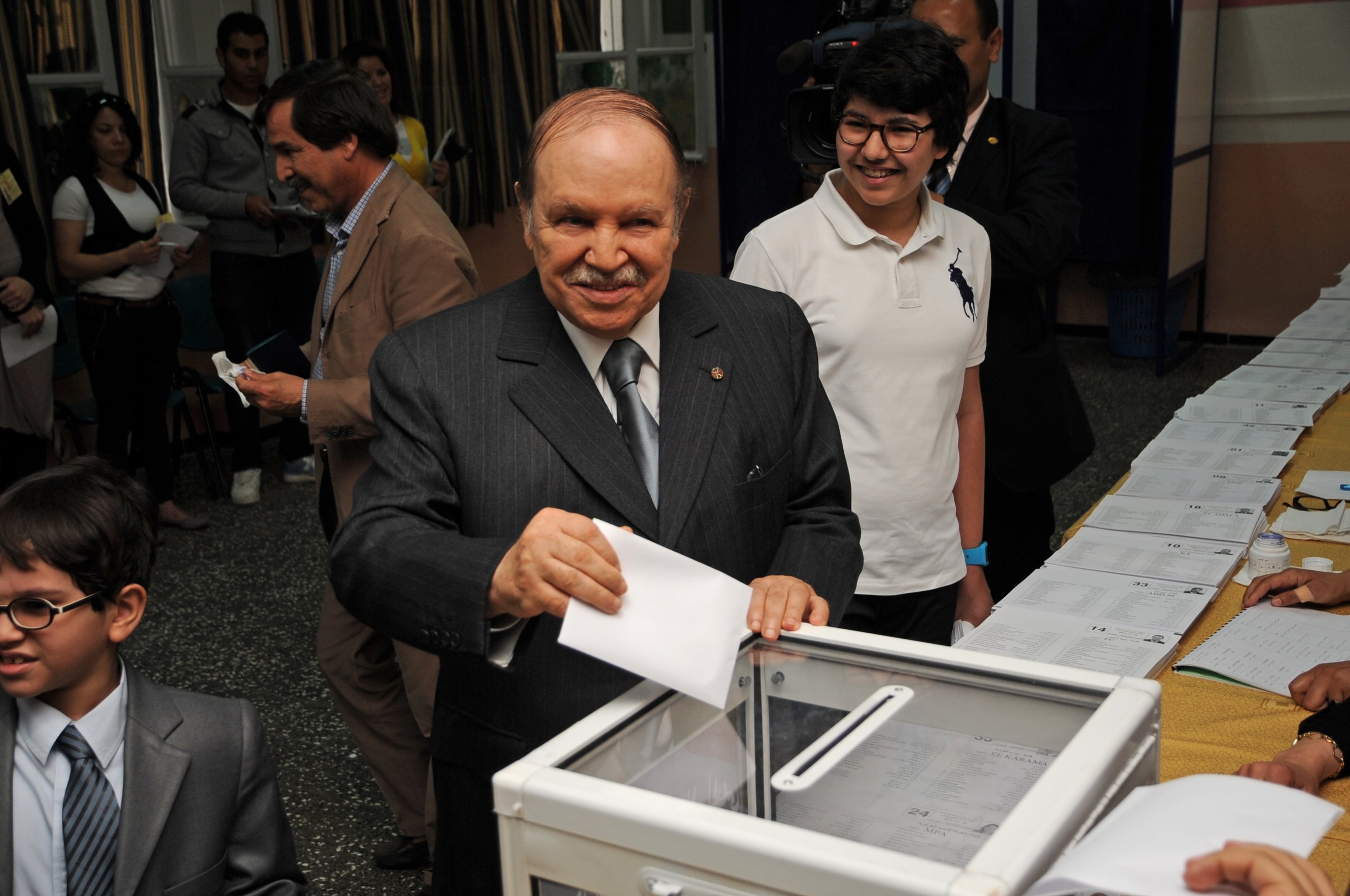 Dimiteix el president d'Algèria, Abdelaziz Buteflika, després de 20 anys al poder