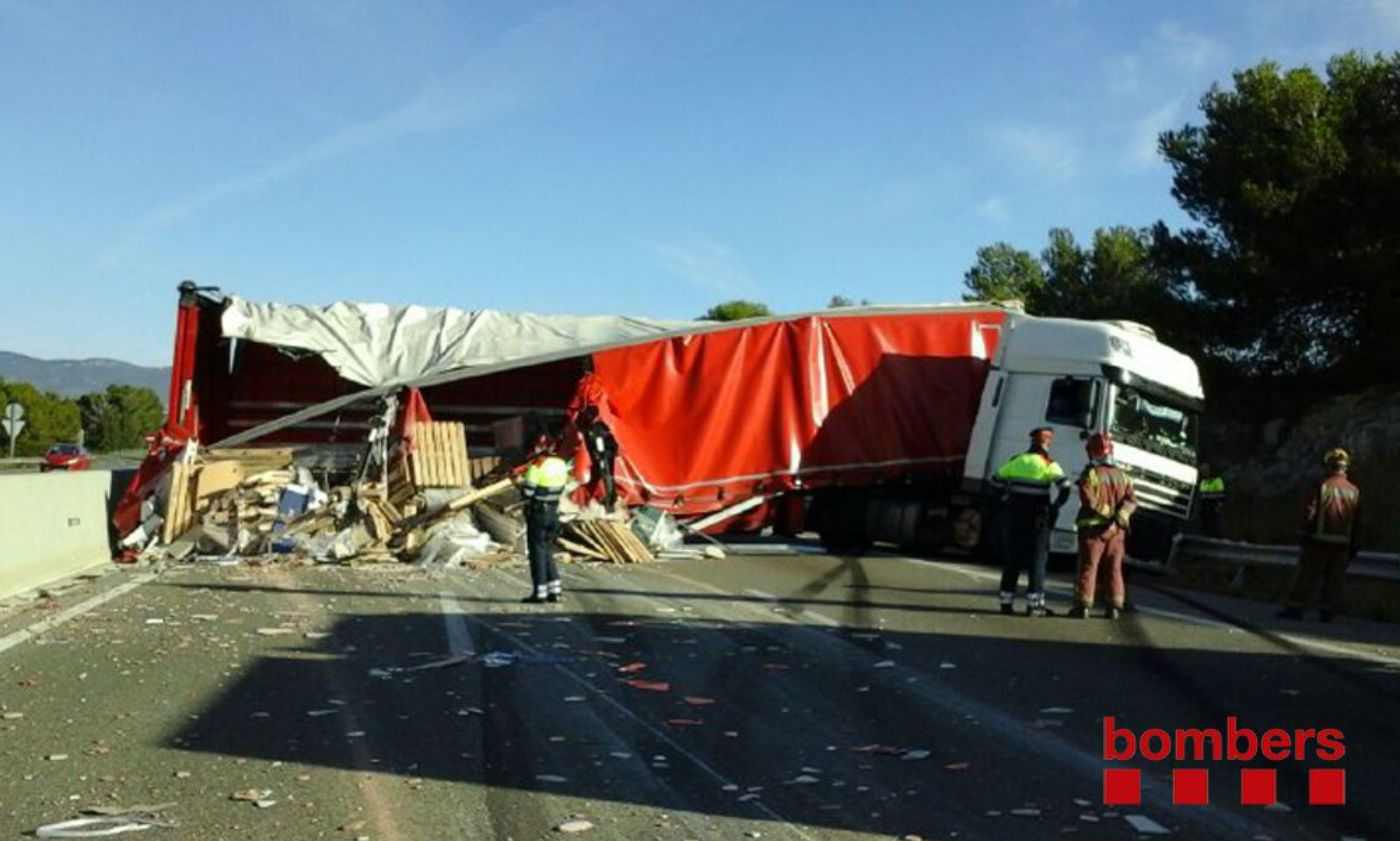 La AP-7, cortada durante horas en El Vendrell por un camión volcado