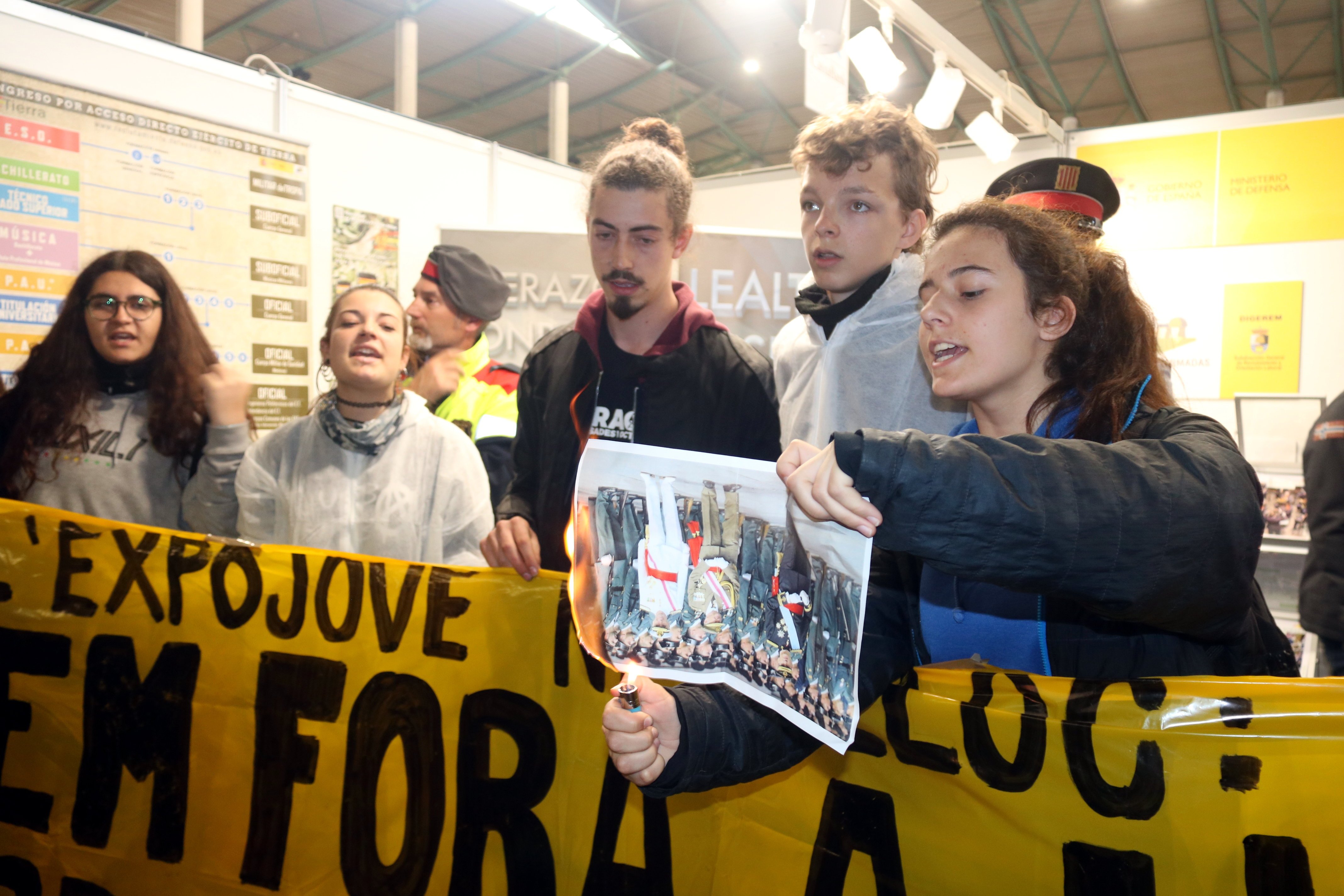 Crema de fotos del Rei contra la presència de l'Exèrcit a la feria Expojove de Girona