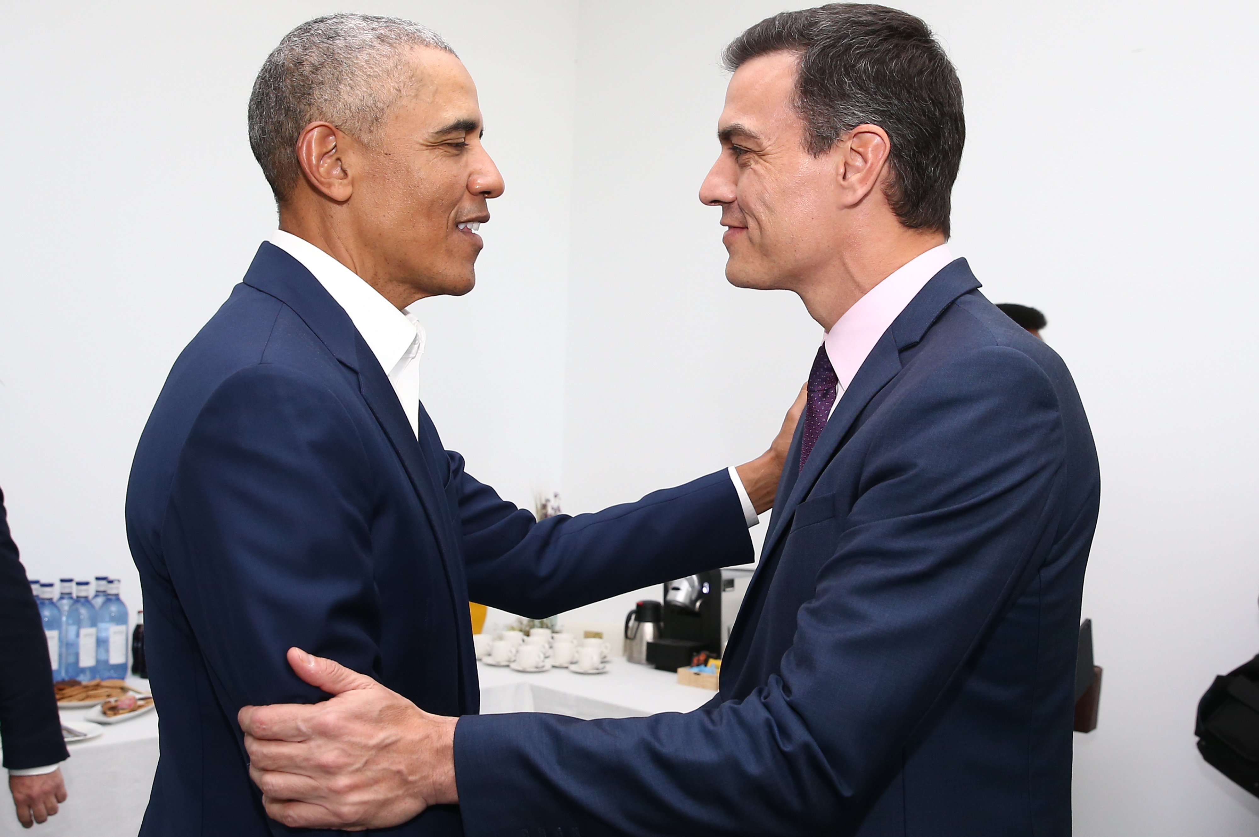 Sánchez hace entrar Obama en campaña tras reunirse con él