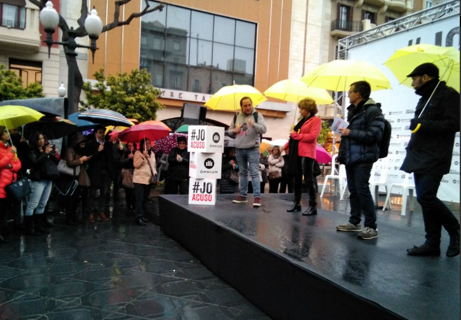 VÍDEO| Òmnium omple a Tarragona amb un mar de paraigües