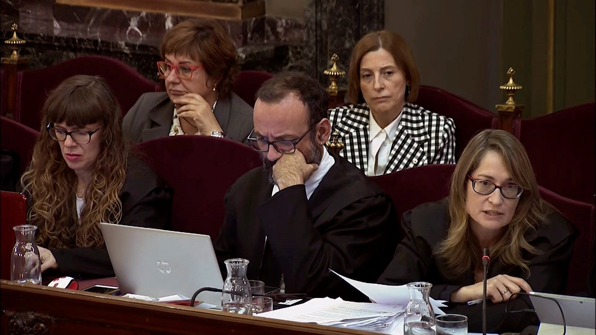 "L'actitud violenta" segons els policies espanyols: "Ens van agredir amb un paraigua"