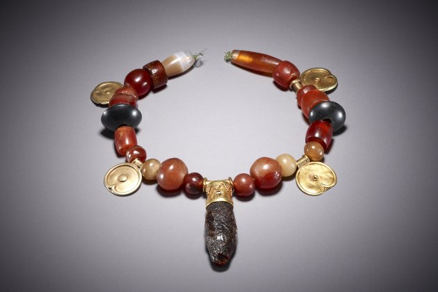i collaret i tharros sardenya italia 700 600 ac or ambre cornalina agata c the trustees of the british museum