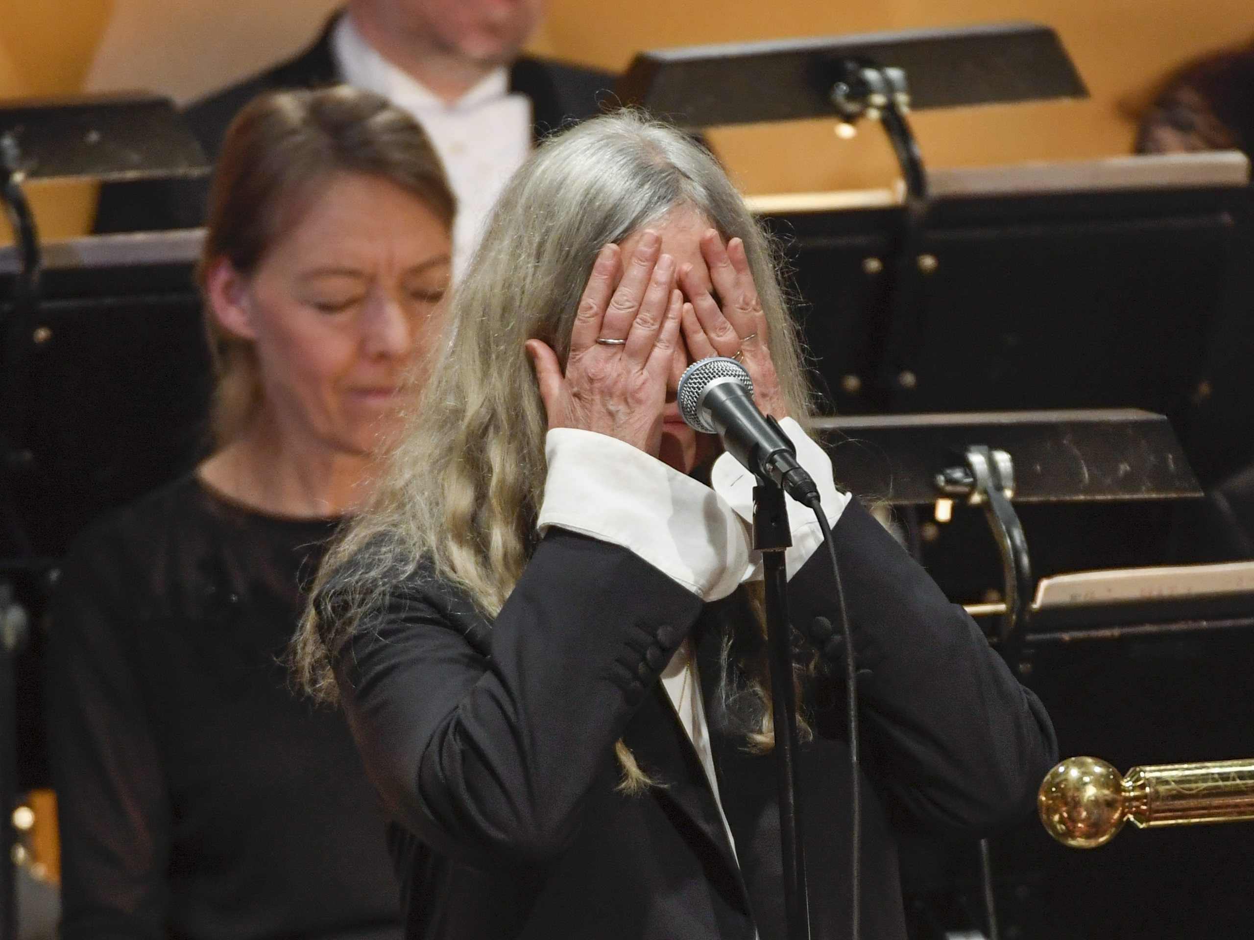 VÍDEO: Patti Smith es queda en blanc interpretant Dylan als Nobel