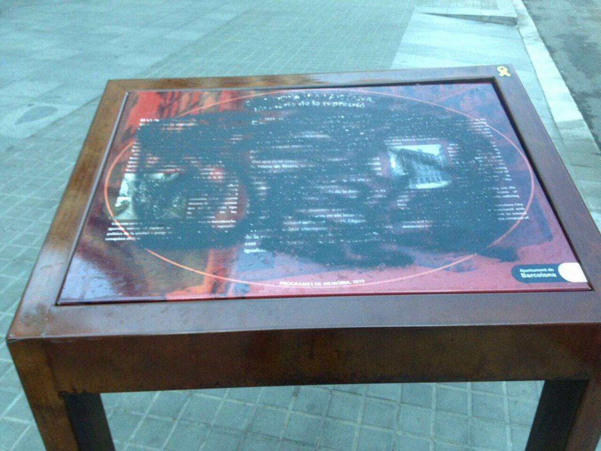 Investigan el destrozo de la placa delante de la jefatura de Via Laietana