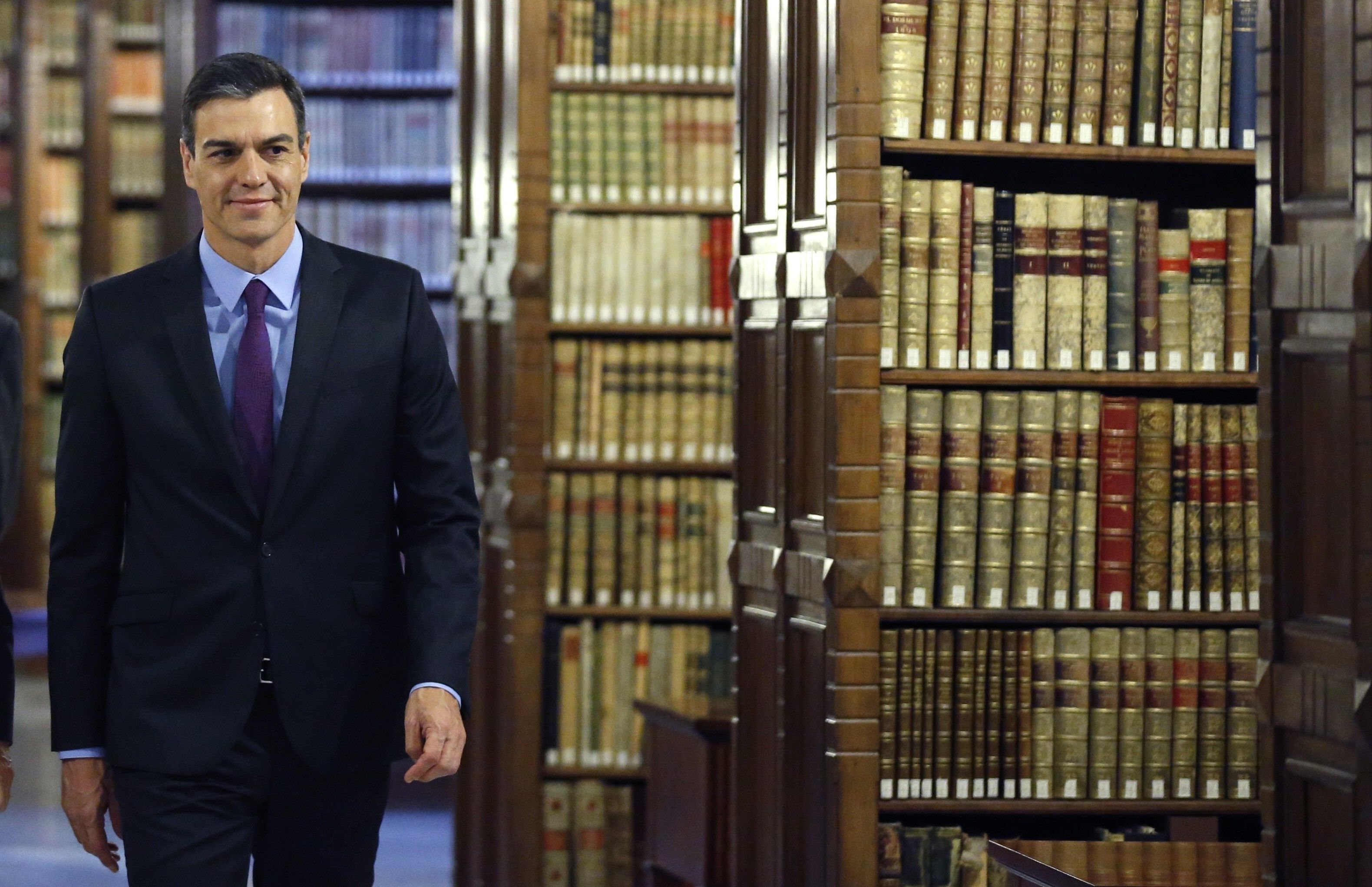 Sánchez es compromet a regular l’eutanàsia i insinua un indult