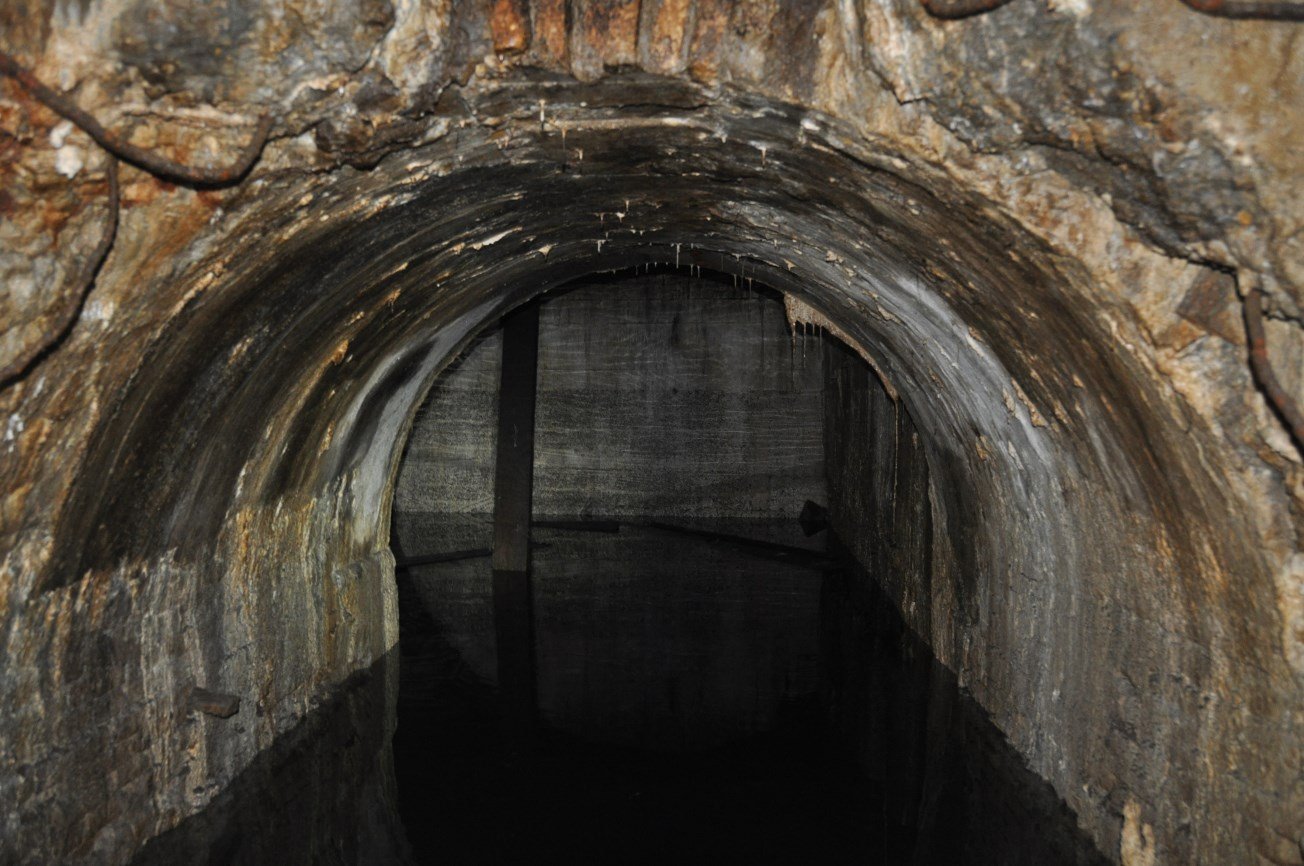 Surt a la llum el túnel de Metro del carrer Nou de la Rambla