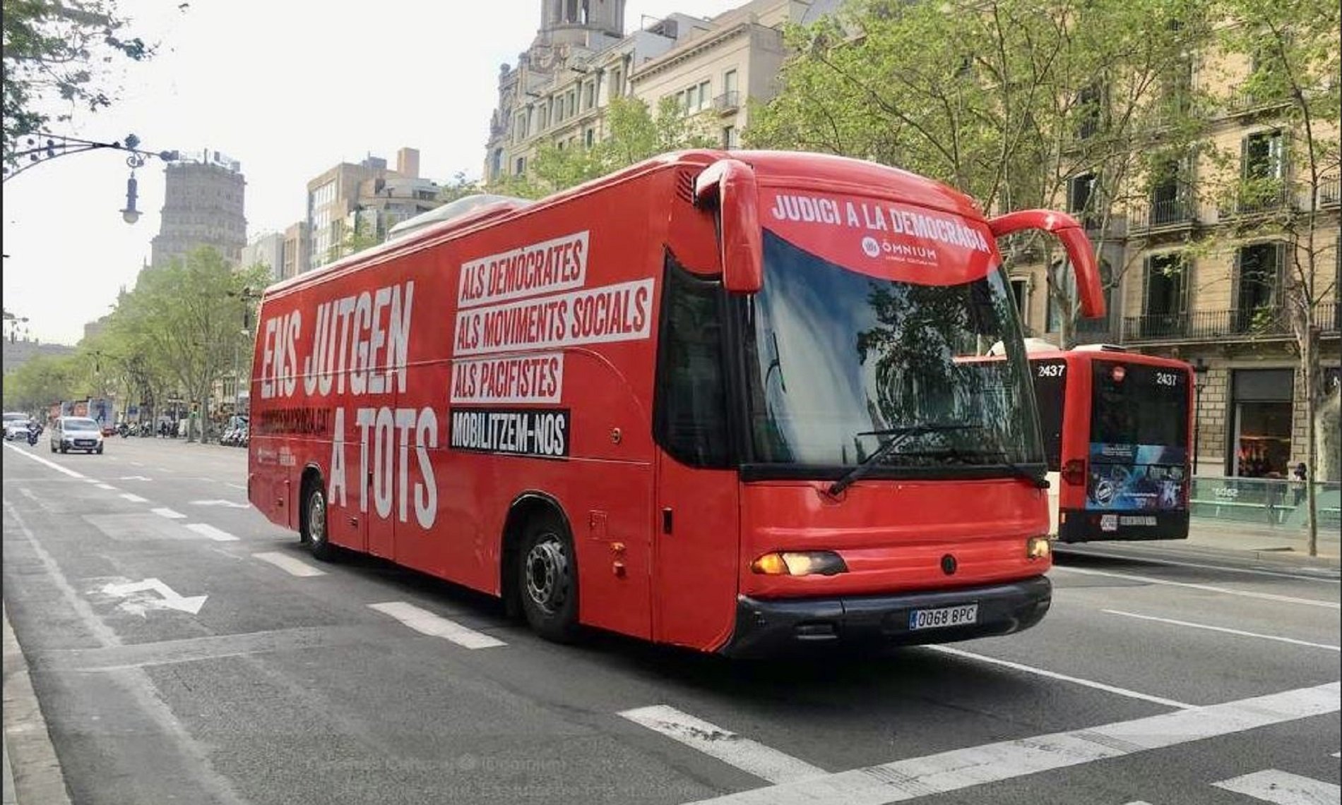 "Nos juzgan a todos", el bus de Òmnium que denuncia el juicio al procés