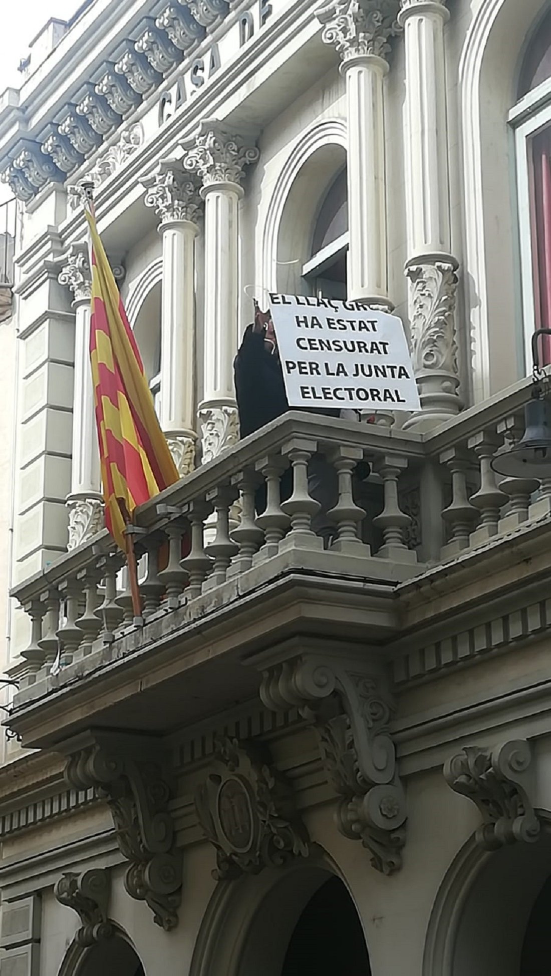 Els Mossos treuen la pancarta de Capellades amb el lema: 'El llaç groc ha estat censurat per la JEC'