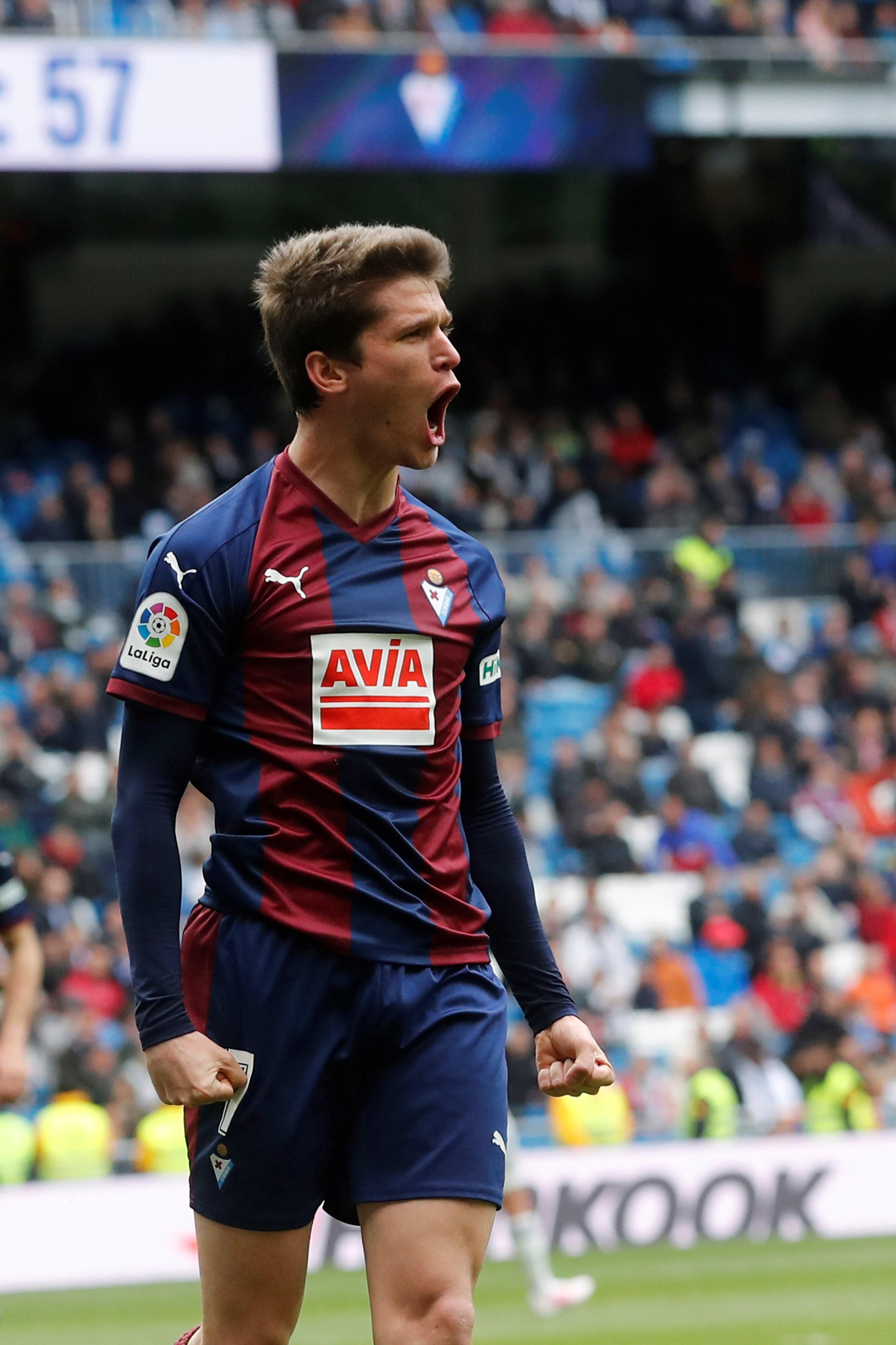 El Barça fa caixa amb la venda de Cardona a l'Osasuna