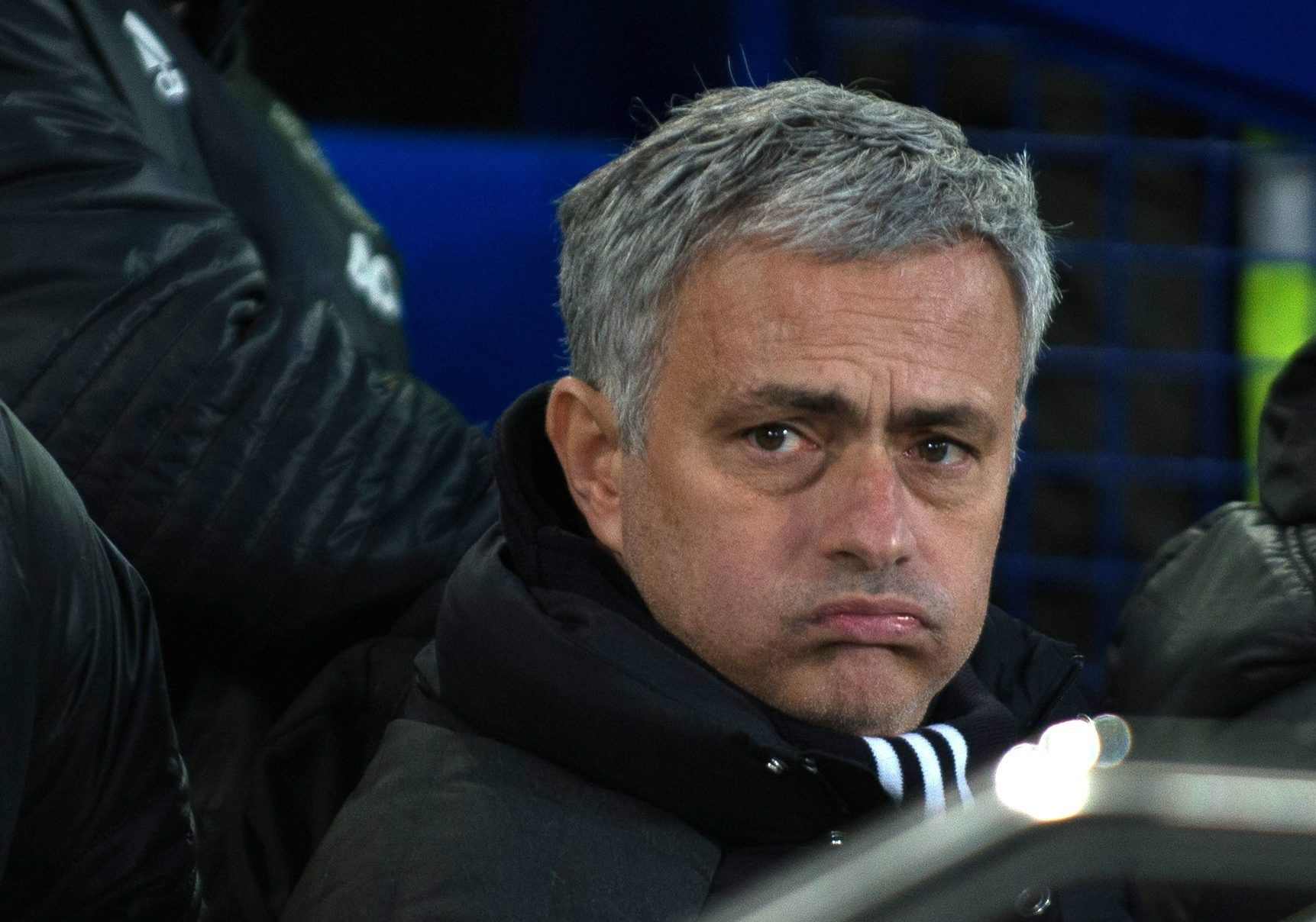 La ridícula caída de Mourinho antes de un partido de hockey hielo