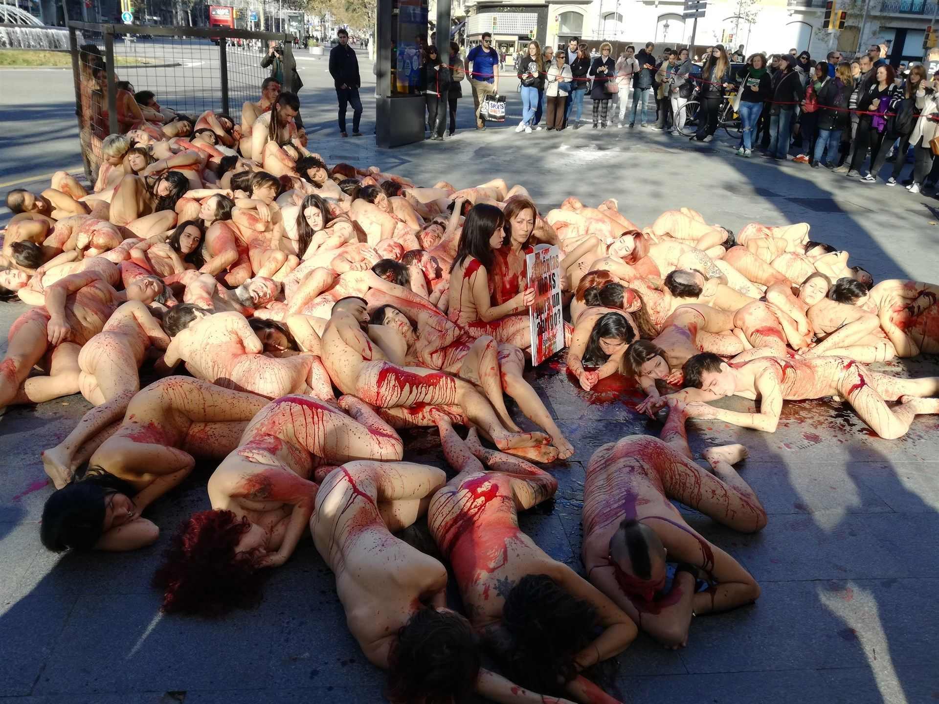 Despullats a Passeig de Gràcia contra l'ús de pells d'animals