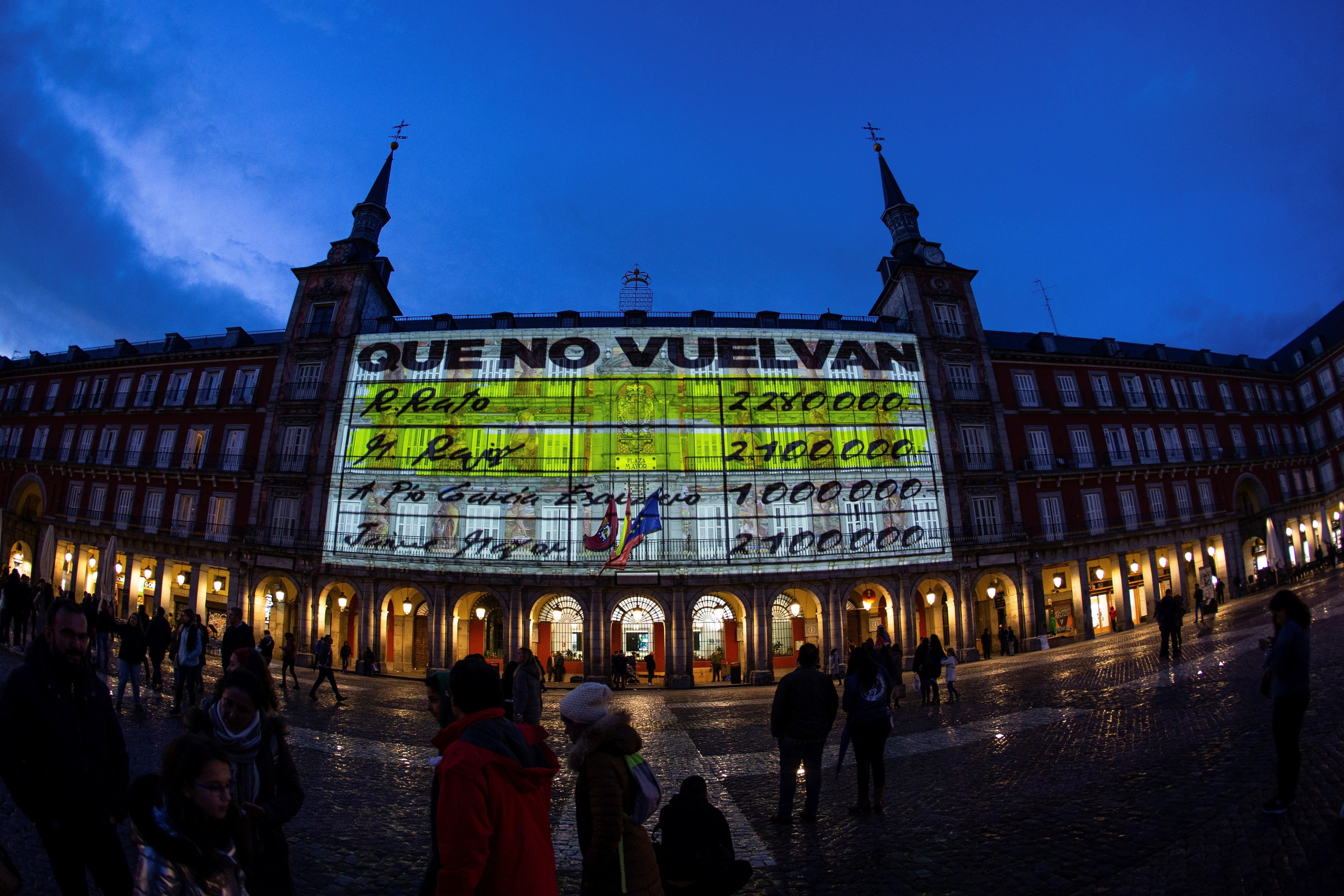 Un partido político proyecta imágenes de los "papeles de Bárcenas" en la Plaza Mayor de Madrid