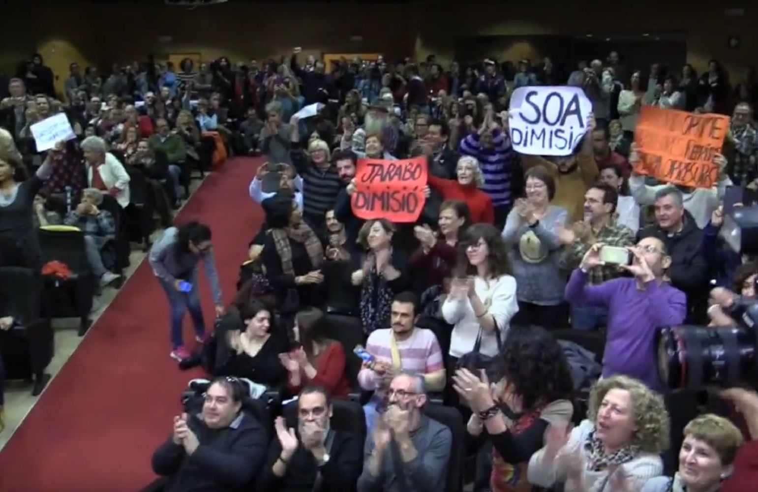 VÍDEO: Gritos y pancartas en un acto de Errejón en Mallorca por la gestión de la crisis interna