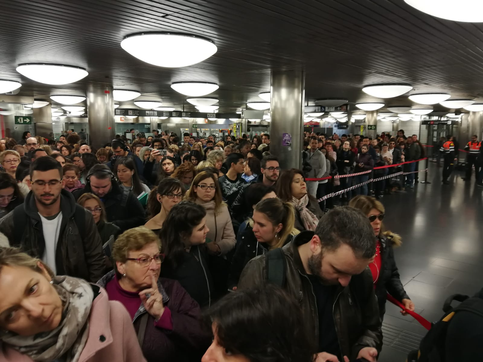 Esperas de hasta una hora en la huelga del Metro de este lunes