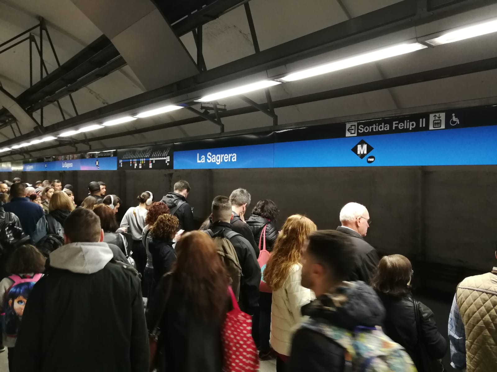 Aglomeracions i cues en una nova jornada de vaga al metro